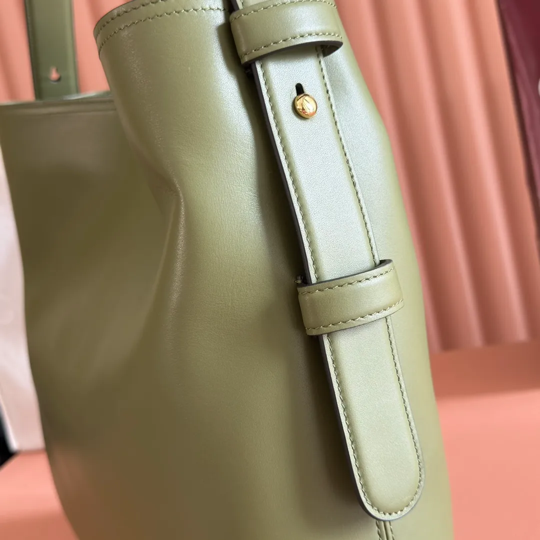 p1760💋💋💋【With full set of original counter gift bag packaging】2025 autumn and winter series, Gucci Beatrix series handbags are crafted from black cow leather material and equipped with iconic horsebit detail shoulder straps, adding brand connotation to the casual silhouette. Gold-toned accessories add a refined touch, and a zippered pocket inside keeps daily essentials secure. Combining elegant design with practical performance, it easily accommodates daily essentials. Black soft glossy calf leather Gold-tone hardware Black cotton and linen blend lining Horsebit detail on shoulder strap Interior: Zip pocket Adjustable shoulder strap Height: 26cm - 33cm; Length: 94cm Ident: 850546. Dimensions: 40cm (width) x 36cm (height) x 12cm (depth) Weight: approx. 1kg Color: green full leather. Made in Italy