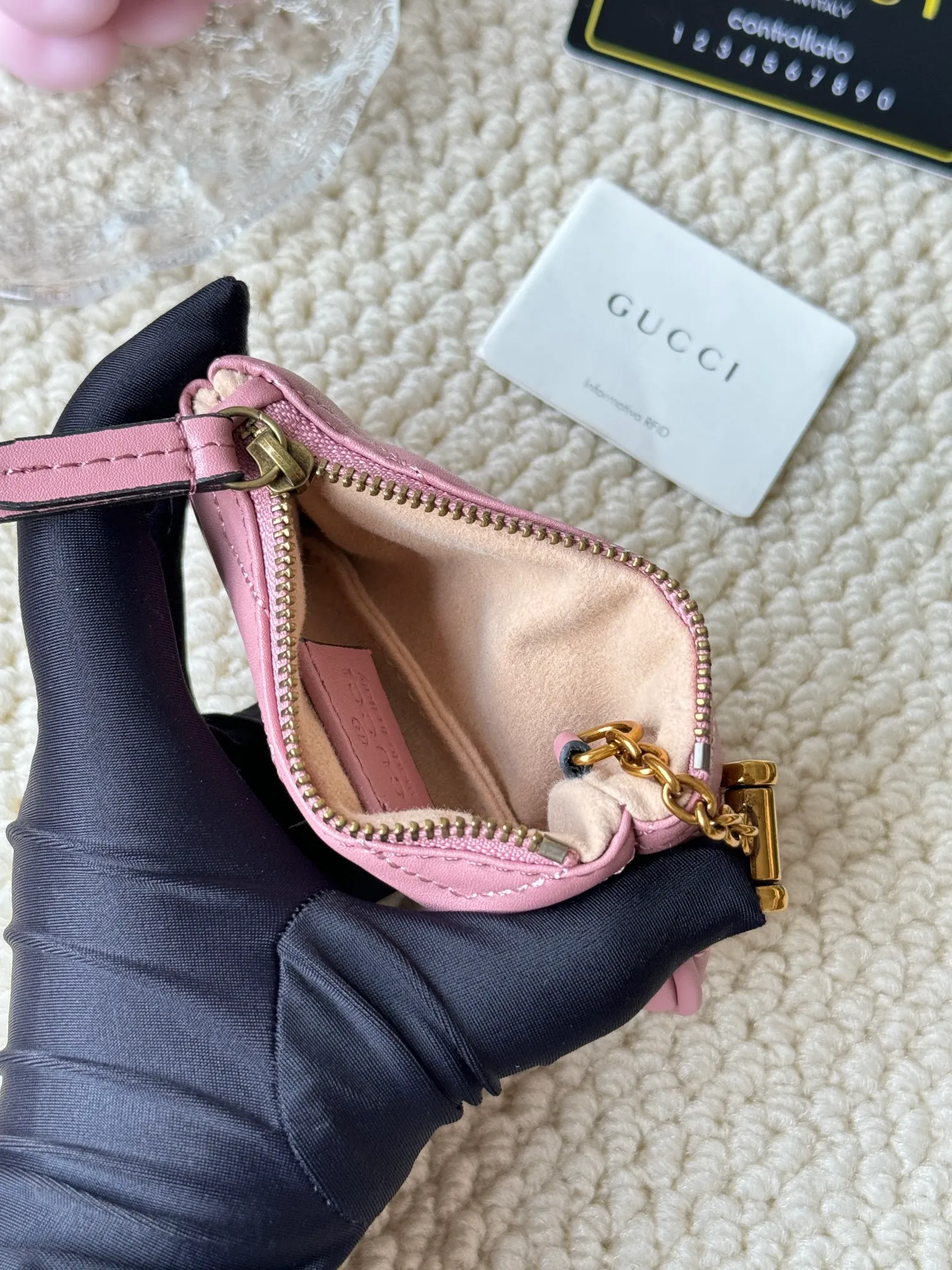 💰140 GUCCI’s new small coin purse is made of calf leather with embroidered wavy pattern, and is matched with exquisite original factory bronze double G hardware and flexible and unique hook buckle. It is small and exquisite, but has great effect. Model: 671773 Size: 12.5x7x1.5cm