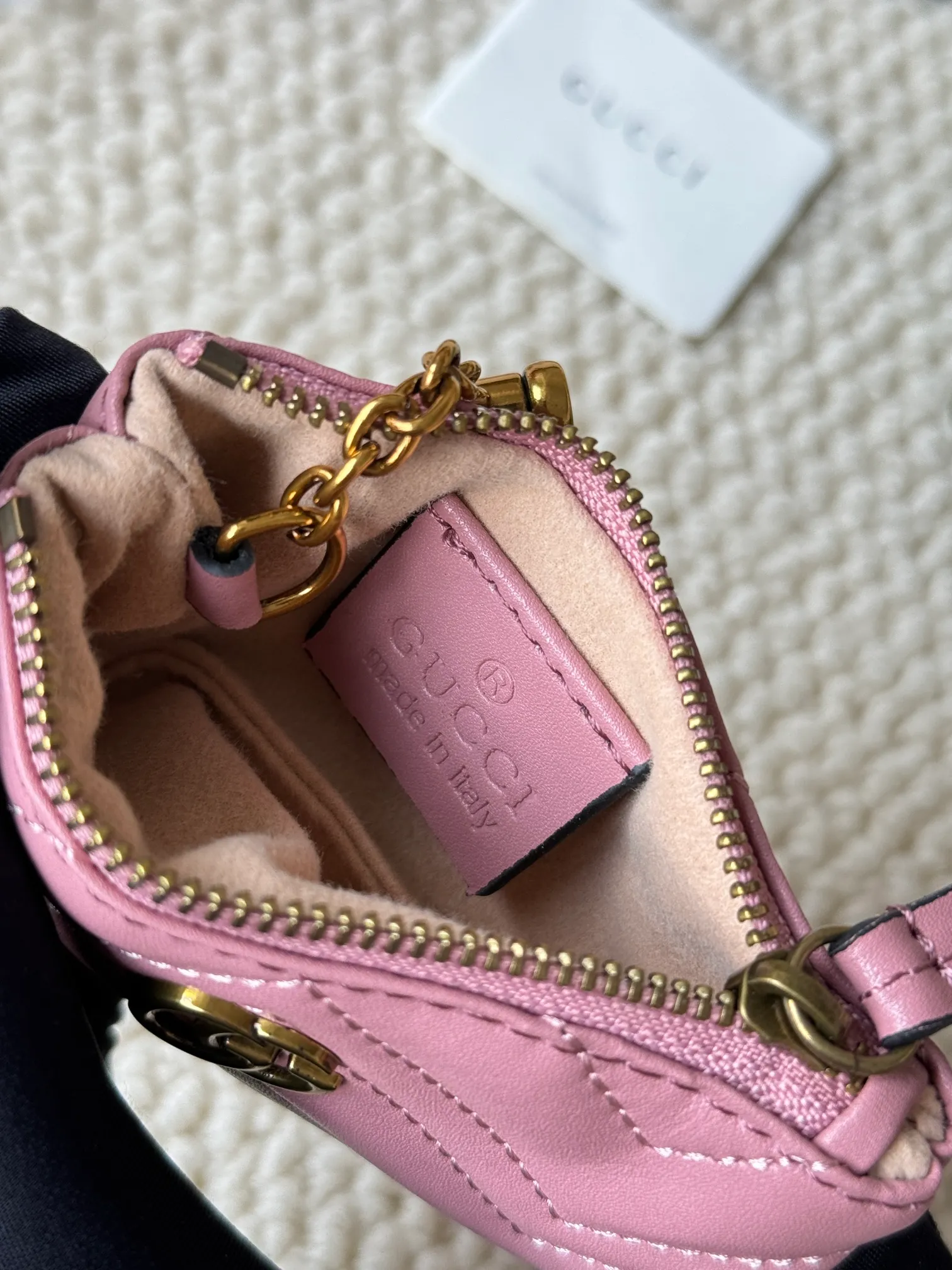 💰140 GUCCI’s new small coin purse is made of calf leather with embroidered wavy pattern, and is matched with exquisite original factory bronze double G hardware and flexible and unique hook buckle. It is small and exquisite, but has great effect. Model: 671773 Size: 12.5x7x1.5cm