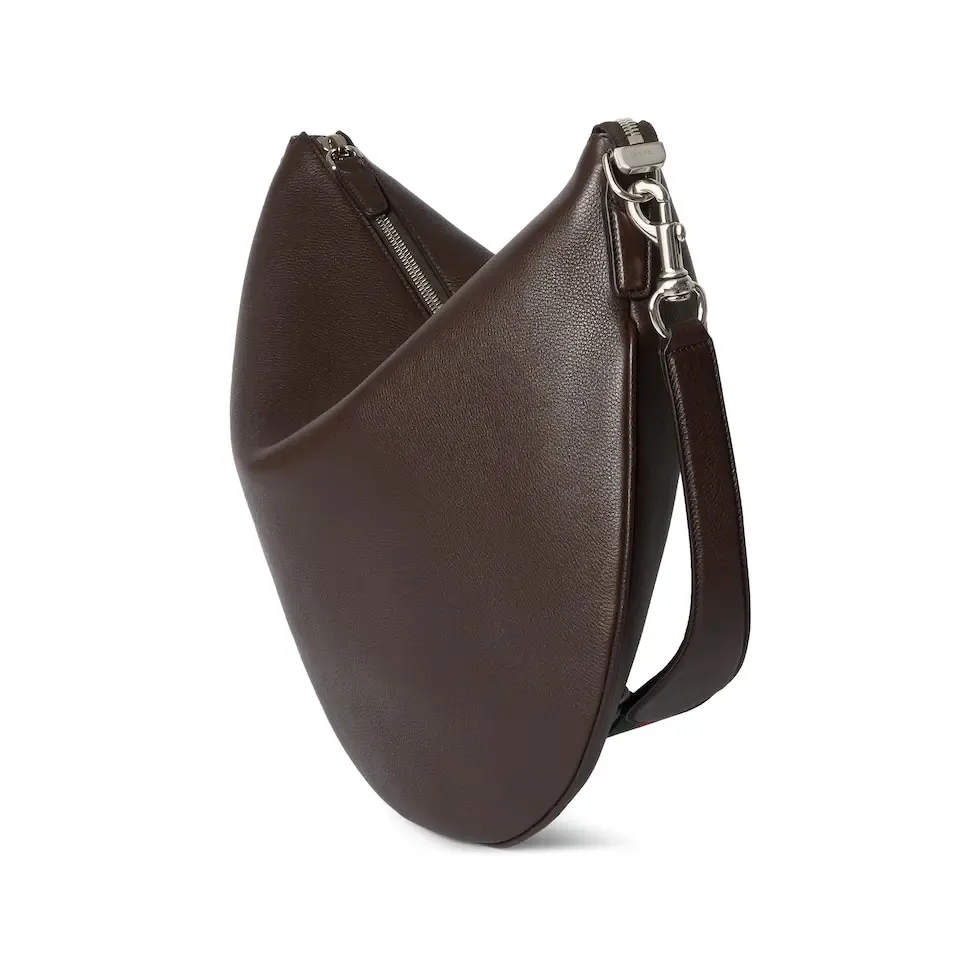 💕💕The 2025 early spring series presents the Gucci Body double-lock handbag. The name comes from the archive design, which has been reinterpreted in a casual silhouette with a full drape. This shoulder bag is crafted from dark brown GG grained leather and has a D-ring on the outside for hanging various small items, completing the style. Dark brown GG grained leather. Also equipped with D-ring for attaching removable items. Interior: one zip pocket, one leather open pocket and one D-ring. Removable and adjustable shoulder strap (30 cm high); length adjustable between 77 cm and 87 cm. Zip closure. Model: 800194. Dimensions: 39cm (length) x 50cm (width) x 3cm (thickness) Weight: about 1.25kg Color: brown full leather/original leather. Made in Italy