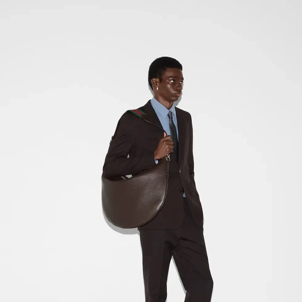 💕💕The 2025 early spring series presents the Gucci Body double-lock handbag. The name comes from the archive design, which has been reinterpreted in a casual silhouette with a full drape. This shoulder bag is crafted from dark brown GG grained leather and has a D-ring on the outside for hanging various small items, completing the style. Dark brown GG grained leather. Also equipped with D-ring for attaching removable items. Interior: one zip pocket, one leather open pocket and one D-ring. Removable and adjustable shoulder strap (30 cm high); length adjustable between 77 cm and 87 cm. Zip closure. Model: 800194. Dimensions: 39cm (length) x 50cm (width) x 3cm (thickness) Weight: about 1.25kg Color: brown full leather/original leather. Made in Italy