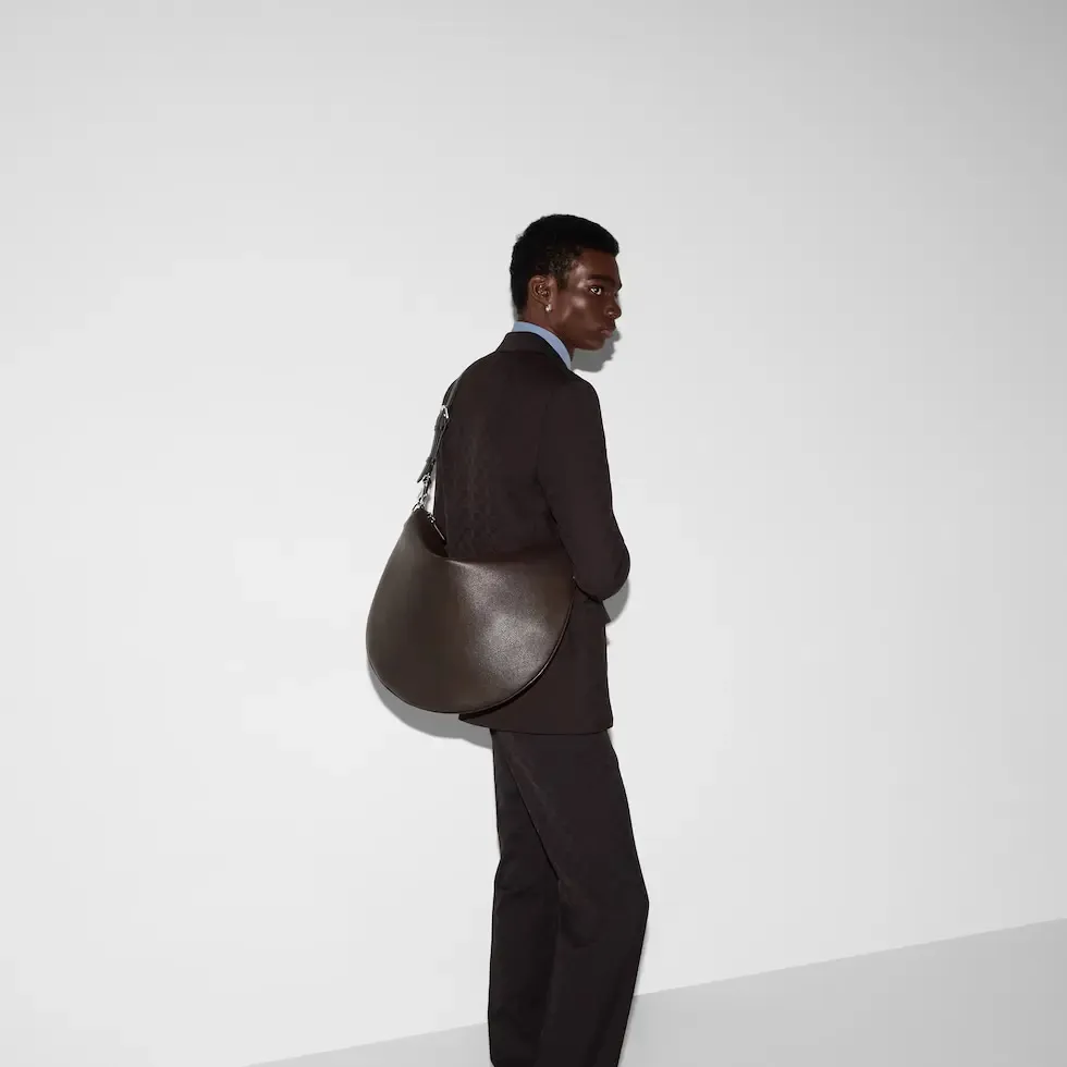 💕💕The 2025 early spring series presents the Gucci Body double-lock handbag. The name comes from the archive design, which has been reinterpreted in a casual silhouette with a full drape. This shoulder bag is crafted from dark brown GG grained leather and has a D-ring on the outside for hanging various small items, completing the style. Dark brown GG grained leather. Also equipped with D-ring for attaching removable items. Interior: one zip pocket, one leather open pocket and one D-ring. Removable and adjustable shoulder strap (30 cm high); length adjustable between 77 cm and 87 cm. Zip closure. Model: 800194. Dimensions: 39cm (length) x 50cm (width) x 3cm (thickness) Weight: about 1.25kg Color: brown full leather/original leather. Made in Italy