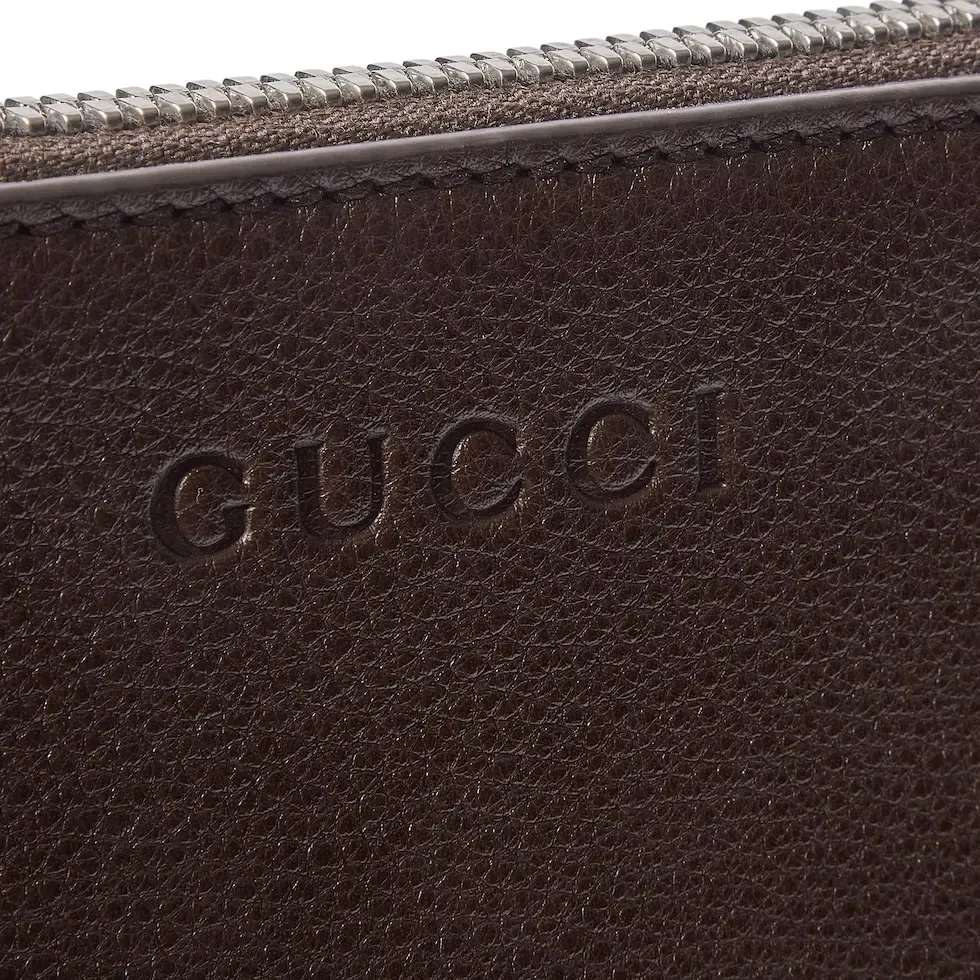 💕💕The 2025 early spring series presents the Gucci Body double-lock handbag. The name comes from the archive design, which has been reinterpreted in a casual silhouette with a full drape. This shoulder bag is crafted from dark brown GG grained leather and has a D-ring on the outside for hanging various small items, completing the style. Dark brown GG grained leather. Also equipped with D-ring for attaching removable items. Interior: one zip pocket, one leather open pocket and one D-ring. Removable and adjustable shoulder strap (30 cm high); length adjustable between 77 cm and 87 cm. Zip closure. Model: 800194. Dimensions: 39cm (length) x 50cm (width) x 3cm (thickness) Weight: about 1.25kg Color: brown full leather/original leather. Made in Italy