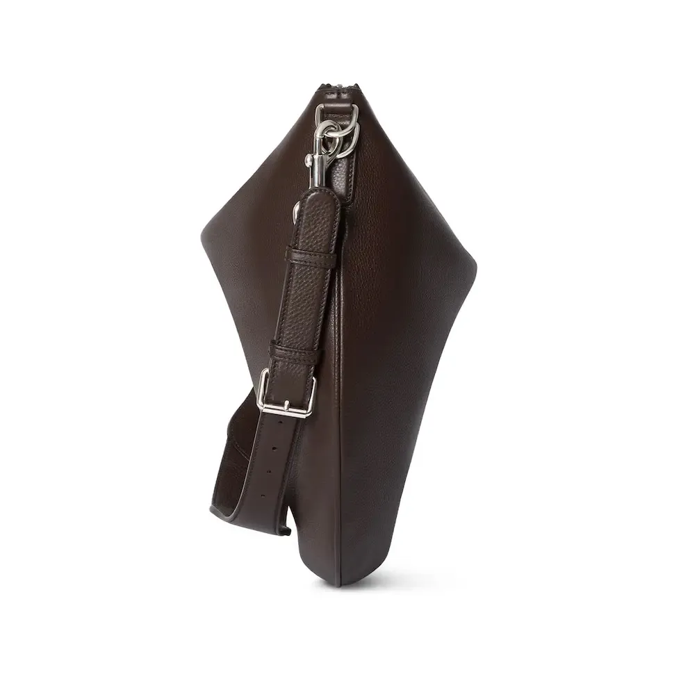 💕💕The 2025 early spring series presents the Gucci Body double-lock handbag. The name comes from the archive design, which has been reinterpreted in a casual silhouette with a full drape. This shoulder bag is crafted from dark brown GG grained leather and has a D-ring on the outside for hanging various small items, completing the style. Dark brown GG grained leather. Also equipped with D-ring for attaching removable items. Interior: one zip pocket, one leather open pocket and one D-ring. Removable and adjustable shoulder strap (30 cm high); length adjustable between 77 cm and 87 cm. Zip closure. Model: 800194. Dimensions: 39cm (length) x 50cm (width) x 3cm (thickness) Weight: about 1.25kg Color: brown full leather/original leather. Made in Italy