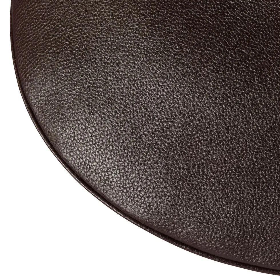 💕💕The 2025 early spring series presents the Gucci Body double-lock handbag. The name comes from the archive design, which has been reinterpreted in a casual silhouette with a full drape. This shoulder bag is crafted from dark brown GG grained leather and has a D-ring on the outside for hanging various small items, completing the style. Dark brown GG grained leather. Also equipped with D-ring for attaching removable items. Interior: one zip pocket, one leather open pocket and one D-ring. Removable and adjustable shoulder strap (30 cm high); length adjustable between 77 cm and 87 cm. Zip closure. Model: 800194. Dimensions: 39cm (length) x 50cm (width) x 3cm (thickness) Weight: about 1.25kg Color: brown full leather/original leather. Made in Italy