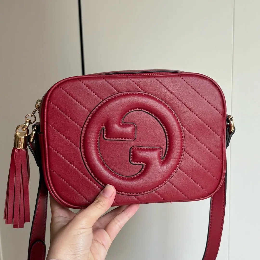 Upgraded version of real shot 💰240 𝐆𝐮𝐜𝐜𝐢 𝐁𝐥𝐨𝐧𝐝𝐢𝐞 camera bag Model: 742360 first-layer cowhide Size: 21*15.5*5.5cm The new upgraded style is more attractive! The capacity is adequate ~ the shoulder straps are adjustable