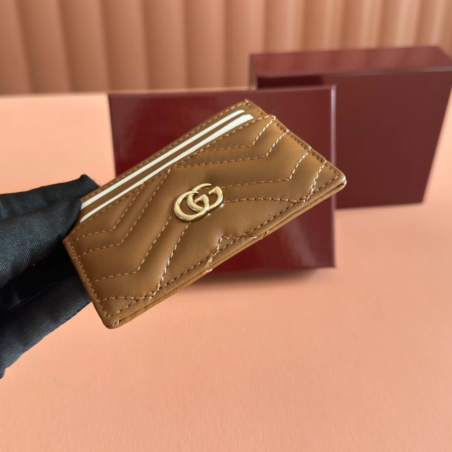 p280. 📣📣📣【Original leather accessories🌈(Cdfmall Sanya Duty Free Shop Handbag)🔥🔥 GG Marmont series quilted card holder. Gucci's classic small accessories continue to inject new vitality into the brand's evolving aesthetic concept. As a masterpiece of the 2023 spring and summer series, the leather goods series is presented in rose beige, and the delicate and elegant tone announces the arrival of the new season. It is elegantly presented in the Marmont collection card holder with matching accessories in rose beige V-shaped matelassé leather, brass hardware with rose beige ceramic effect finish, double G in moiré fabric, four card compartments. Dimensions: 10 cm (W) x 7 cm (H) Colour: Brown light gold/G Original leather.