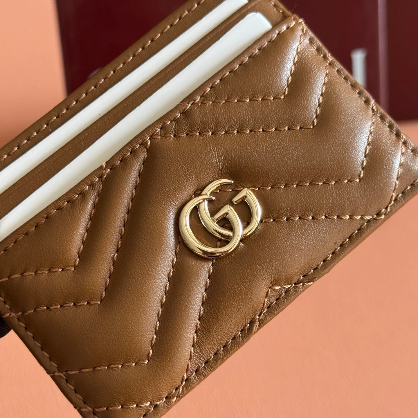 p280. 📣📣📣【Original leather accessories🌈(Cdfmall Sanya Duty Free Shop Handbag)🔥🔥 GG Marmont series quilted card holder. Gucci's classic small accessories continue to inject new vitality into the brand's evolving aesthetic concept. As a masterpiece of the 2023 spring and summer series, the leather goods series is presented in rose beige, and the delicate and elegant tone announces the arrival of the new season. It is elegantly presented in the Marmont collection card holder with matching accessories in rose beige V-shaped matelassé leather, brass hardware with rose beige ceramic effect finish, double G in moiré fabric, four card compartments. Dimensions: 10 cm (W) x 7 cm (H) Colour: Brown light gold/G Original leather.