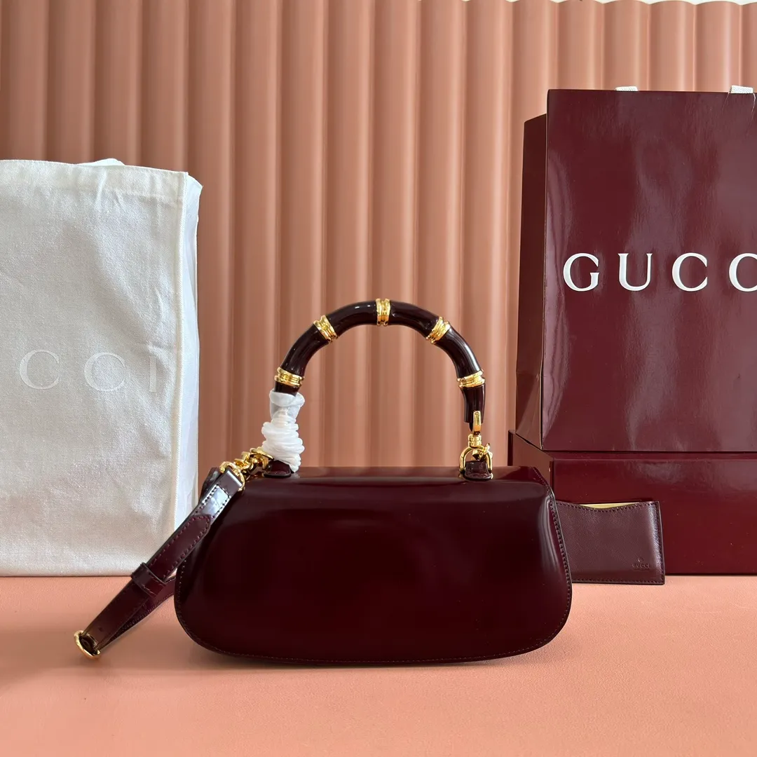 p1680. 💋💋💋 Equipped with full counter packaging [New Product] This small handbag reinterprets the iconic bamboo-shaped accessories with resin and brass details, adding another dazzling masterpiece to the 2025 spring and summer series. The Gucci Bamboo Diva tote adds a pop of color to any look. White glossy buffed leather Resin and brass bamboo hardware Three-level articulated compartments White leather lining Interior: One zippered pocket and a mirror with removable pocket Handle height 10cm Removable and adjustable leather shoulder strap (50cm high); length adjustable between 100cm and 116cm Bamboo lock Model number: 827750 Dimensions: 26.6cm (width) x 13cm (h) x 8 cm (depth) Weight: about 0.9 kg Color: Anko full leather/original leather. Made in Italy