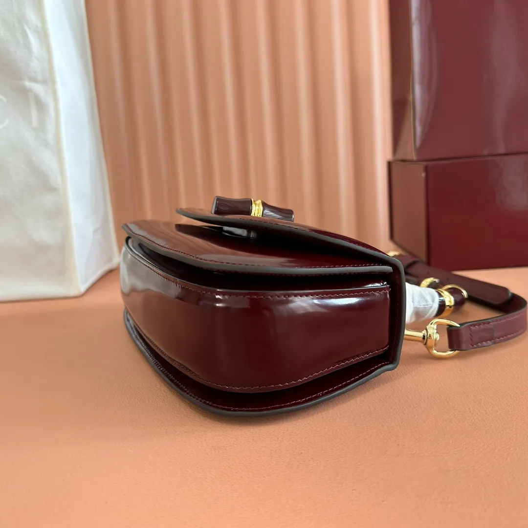 p1680. 💋💋💋 Equipped with full counter packaging [New Product] This small handbag reinterprets the iconic bamboo-shaped accessories with resin and brass details, adding another dazzling masterpiece to the 2025 spring and summer series. The Gucci Bamboo Diva tote adds a pop of color to any look. White glossy buffed leather Resin and brass bamboo hardware Three-level articulated compartments White leather lining Interior: One zippered pocket and a mirror with removable pocket Handle height 10cm Removable and adjustable leather shoulder strap (50cm high); length adjustable between 100cm and 116cm Bamboo lock Model number: 827750 Dimensions: 26.6cm (width) x 13cm (h) x 8 cm (depth) Weight: about 0.9 kg Color: Anko full leather/original leather. Made in Italy