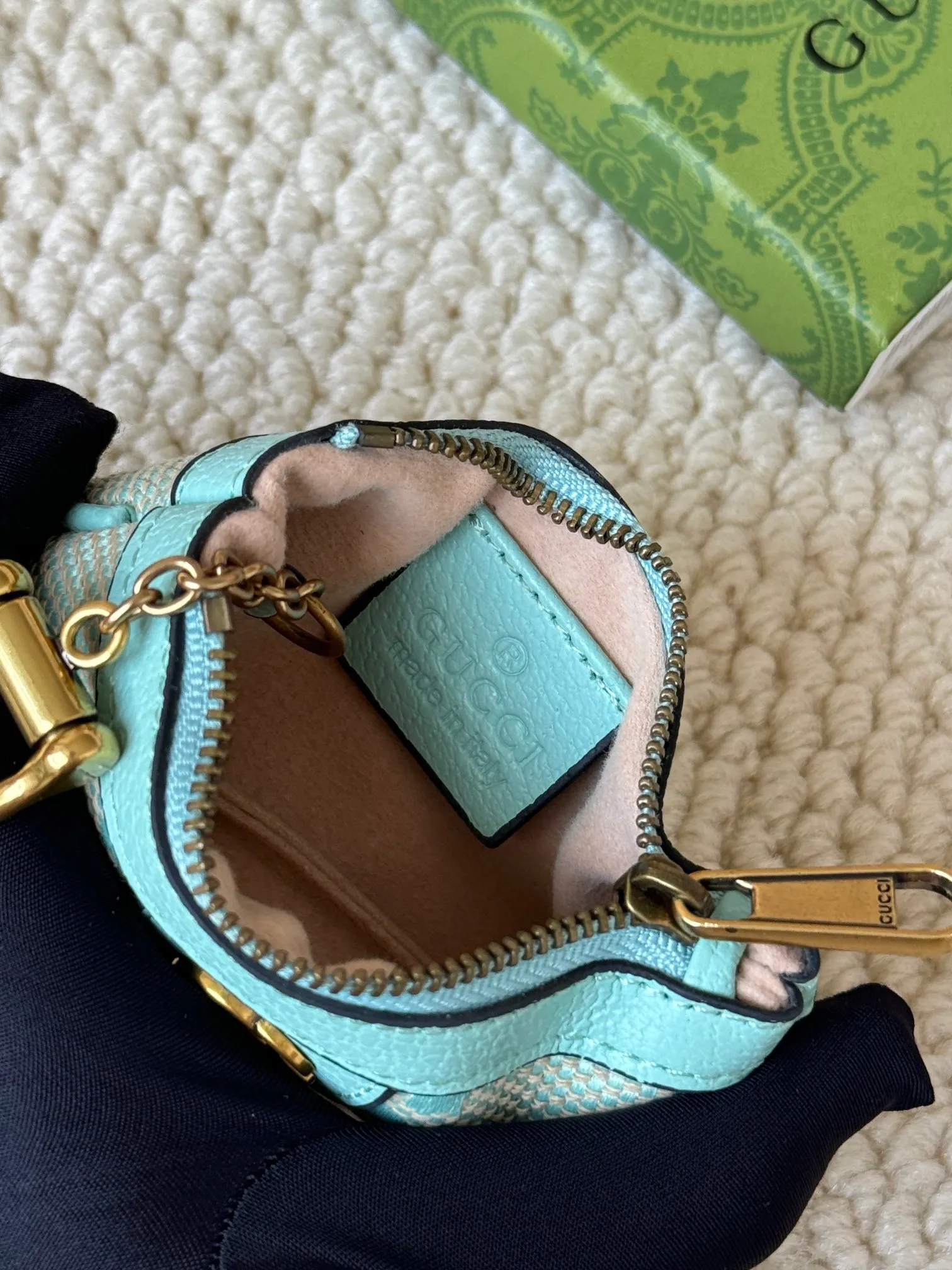 💰140 gucci new small coin purse ~ lipstick bag! Cowhide + PVC with exquisite original factory hardware! Flexible and unique hook buckle, small and exquisite, with great effect. Model: 671722, size: 12x7.5x1.5cm.