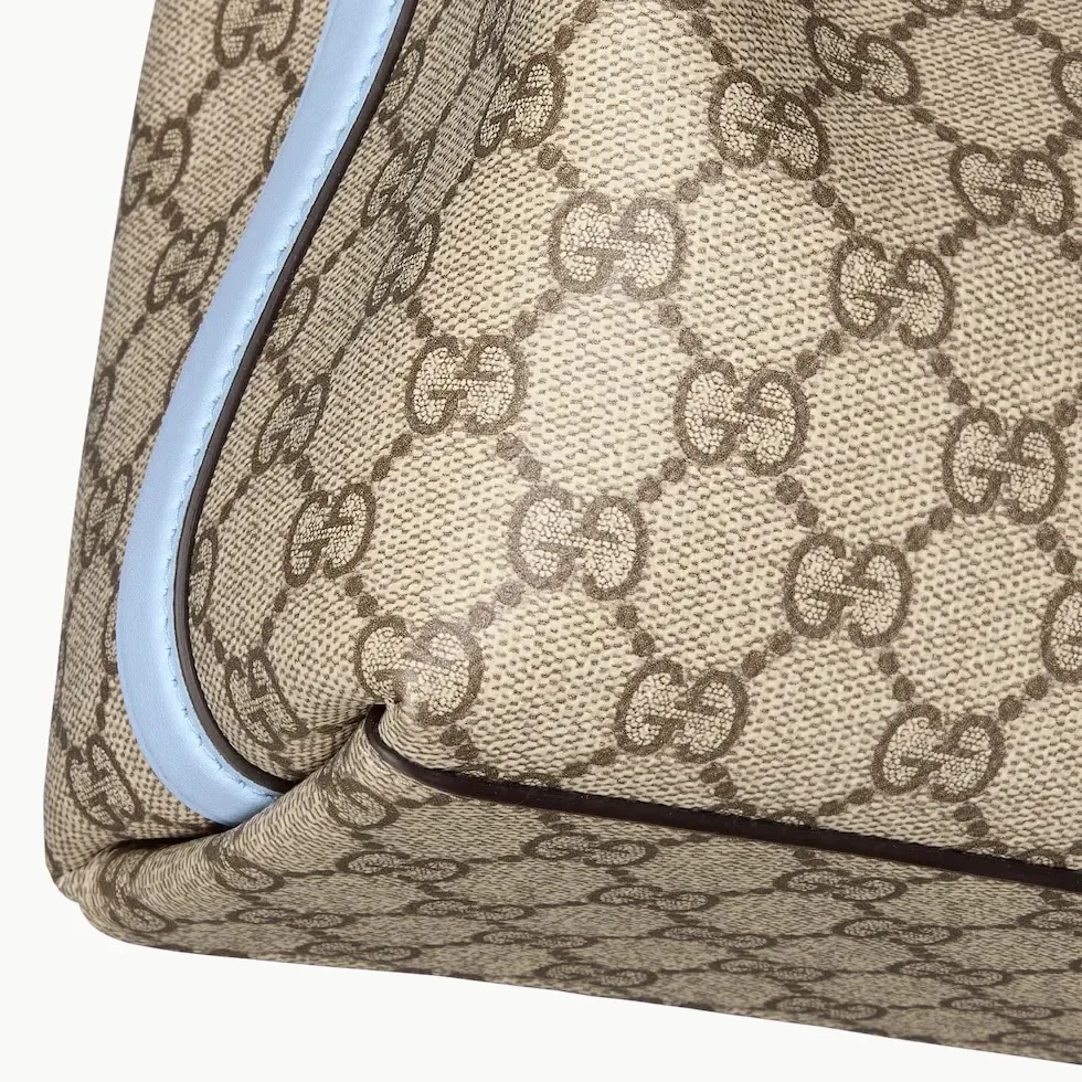 💕💕The GG Emblem series reinterprets the brand’s timeless elegance and exquisite craftsmanship. This bucket bag is lined in webbed cotton and features an internal compartment for added functionality. New GG monogram coated fabric in beige and dark brown Light blue leather trim Light gold tone hardware Red and green web cotton lining The bag pictured is sold separately and does not come with the bag charm. Top handle with hook closure (height: 14 cm) Additional D-ring for attaching removable items Interior: two compartments and a central snap-stud compartment Removable and adjustable leather shoulder strap (height: 52 cm - 57.5 cm; length: 107 cm - 114 cm) Magnetic snap closure Ident.: 815118. Dimensions: 19 cm (width) x 18 cm (height) x 11 cm (depth) Weight: about 0.45 kg Color: brown pvc/original leather. Made in Italy