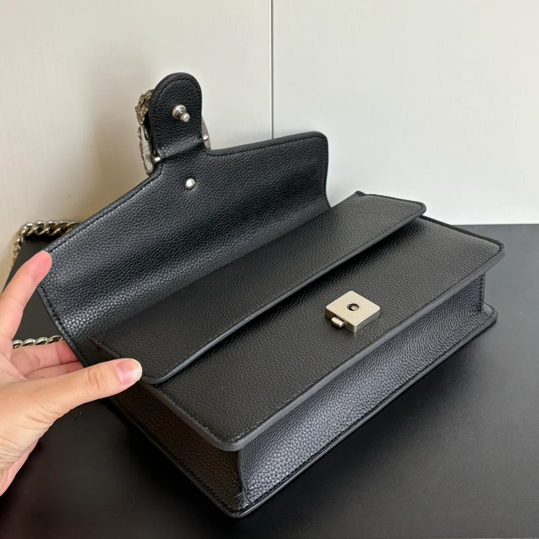 New upgraded version of real shot #💰320 Model: 499623 Black Leather Size: 25x14x8cm 𝙂𝙪𝙘𝙘𝙞 𝘿𝙞𝙤𝙣𝙮𝙨𝙪𝙨Diamond Button Bacchus True Fragrance Series Warning, it’s amazing. It retains the perfect pedigree of the Bacchus bag, but opens the era of Bacchus innovation! The most valuable part of the entire bag is the tiger head diamond buckle, a palace-level treasure item. Not a market product. The weight is very light and the size is perfect. Highly recommended.