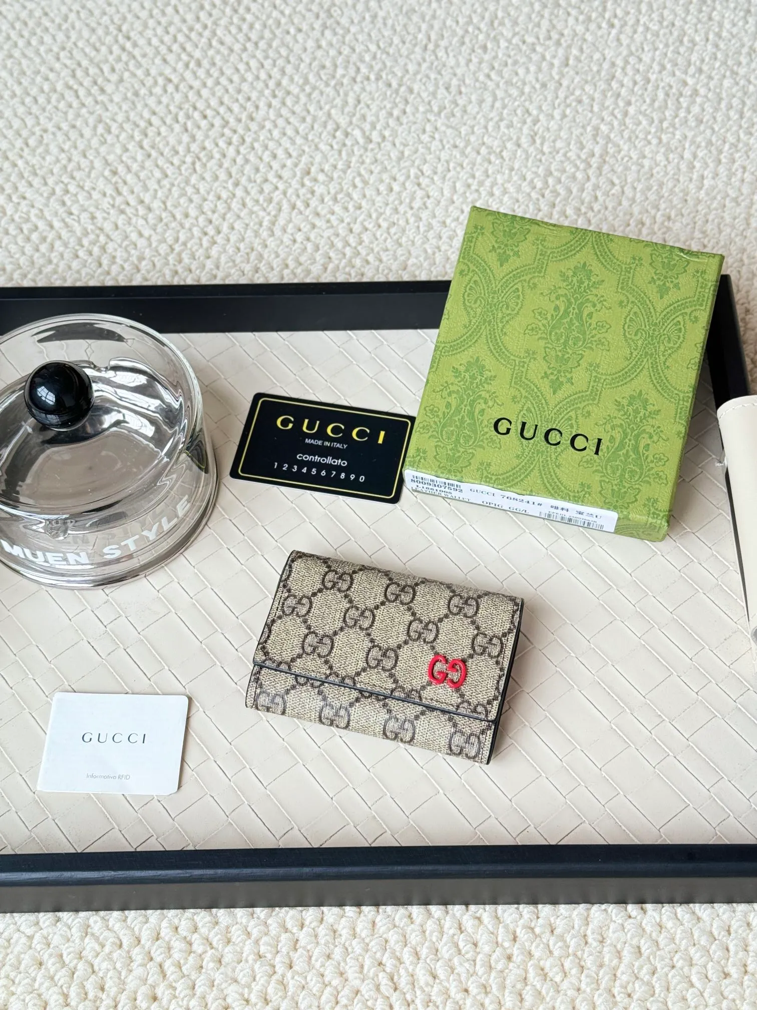 💰120 Gucci multi-functional card holder, lined with brightly colored lining, and the design of the coin bag is more practical. No.: 768241 Dimensions: 10.5x 7.0x 2.0 cm Small and exquisitely designed card holder, perfect for handbags or briefcases, both practical and beautiful!