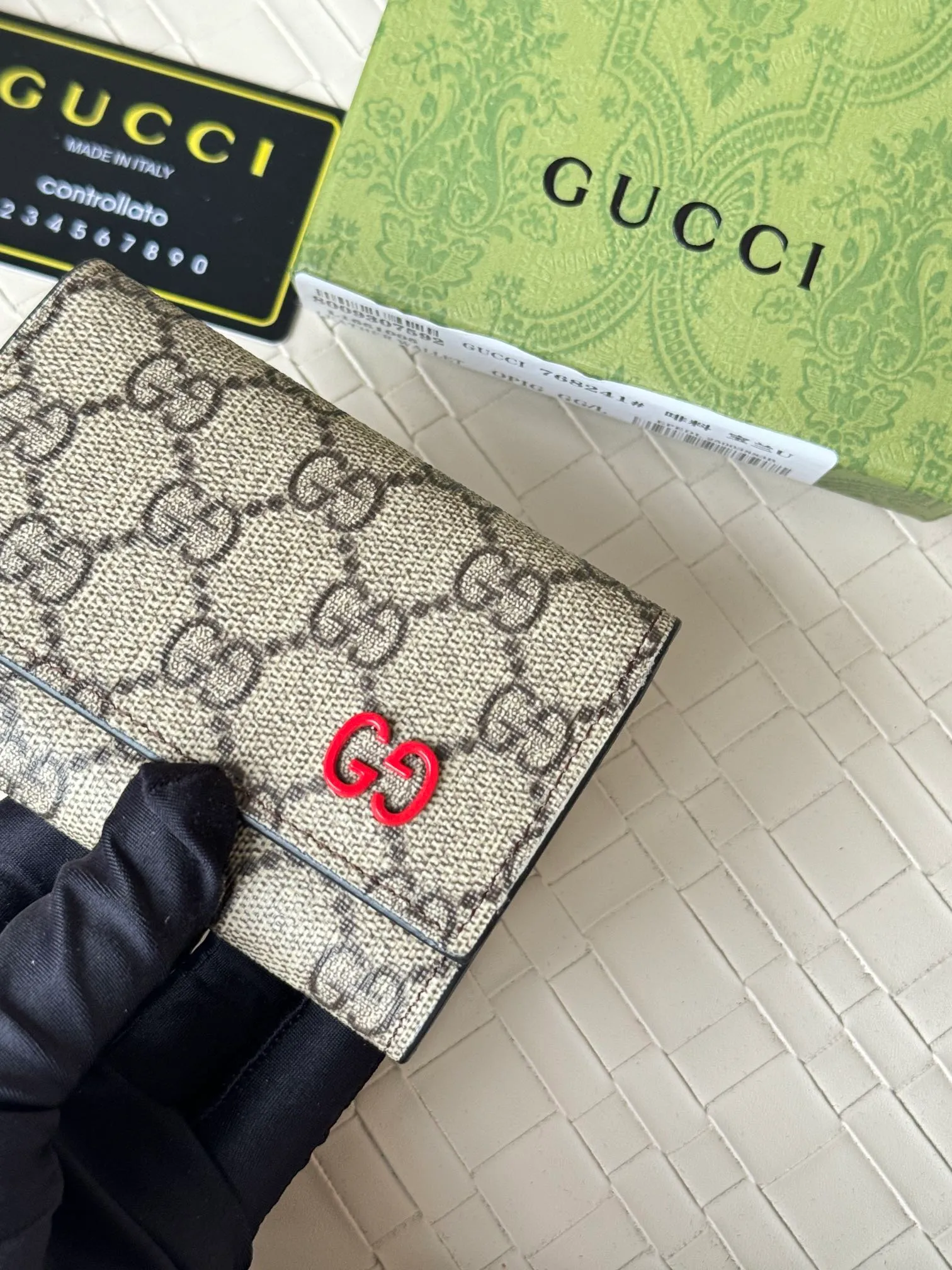 💰120 Gucci multi-functional card holder, lined with brightly colored lining, and the design of the coin bag is more practical. No.: 768241 Dimensions: 10.5x 7.0x 2.0 cm Small and exquisitely designed card holder, perfect for handbags or briefcases, both practical and beautiful!