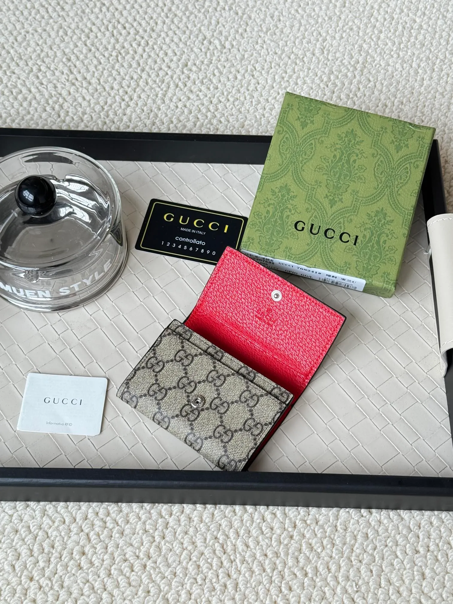 💰120 Gucci multi-functional card holder, lined with brightly colored lining, and the design of the coin bag is more practical. No.: 768241 Dimensions: 10.5x 7.0x 2.0 cm Small and exquisitely designed card holder, perfect for handbags or briefcases, both practical and beautiful!