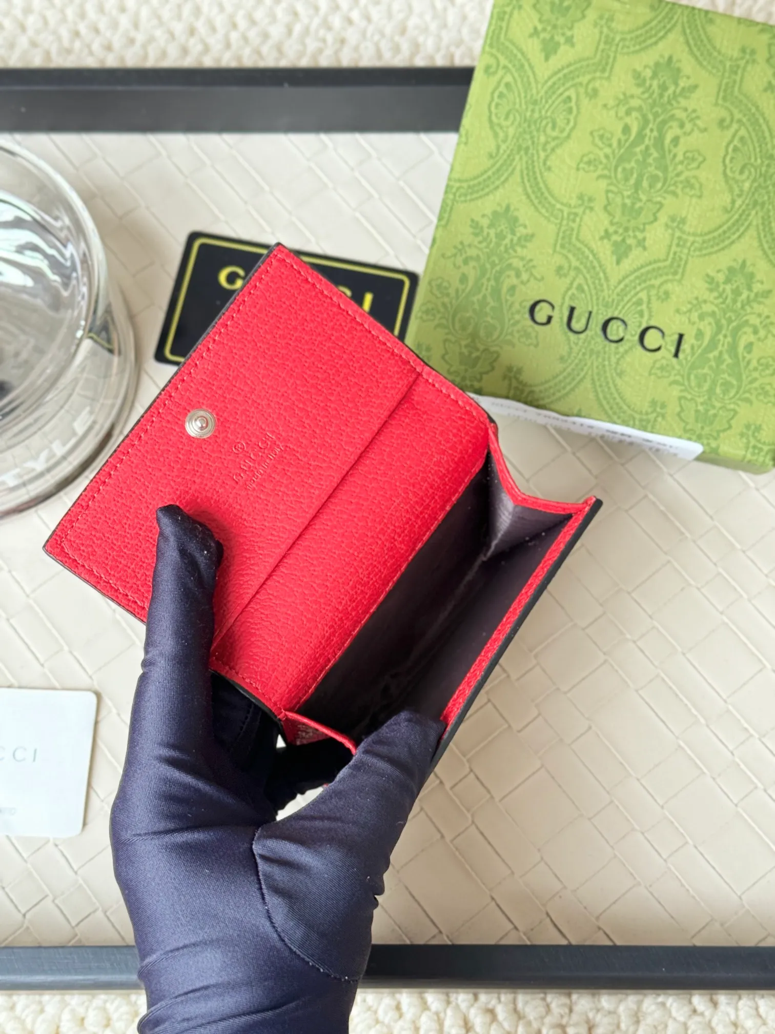 💰120 Gucci multi-functional card holder, lined with brightly colored lining, and the design of the coin bag is more practical. No.: 768241 Dimensions: 10.5x 7.0x 2.0 cm Small and exquisitely designed card holder, perfect for handbags or briefcases, both practical and beautiful!