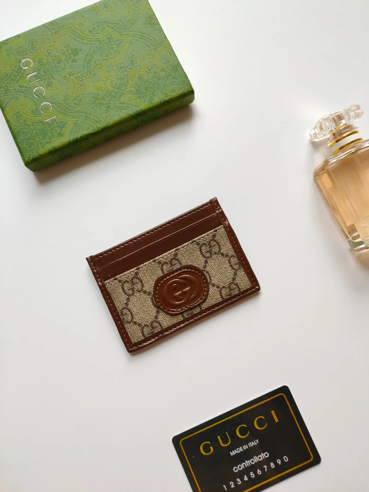 ￥90 [Rose] This Gucci card holder is ingeniously decorated with different styles of brand logos [Celebration] The black GG Supreme canvas material and the oval interlocking double G logo complement each other, highlighting the elegance and extraordinary charm. Two archival details blend together to give this accessory a vintage feel. Style number: 673002 Size: 10x 7cm