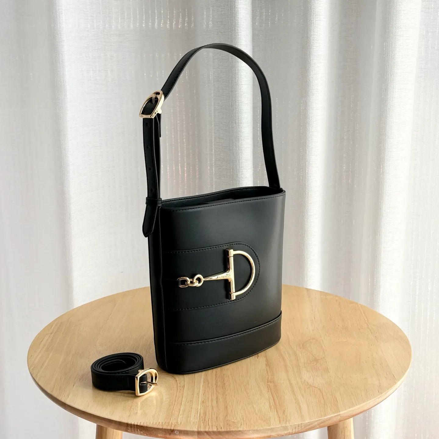 Actual shot #💰300 Style number: 833665 Size: 18.5x20x8.5cm In the 2025 spring and summer series, Gucci 73 series takes creative inspiration from a collection bucket bag launched in the same year as its series name. This bag uses a modern aesthetic to interpret the horsebit-shaped accessories. It can be worn cross-body, on the shoulder, or as a handbag.