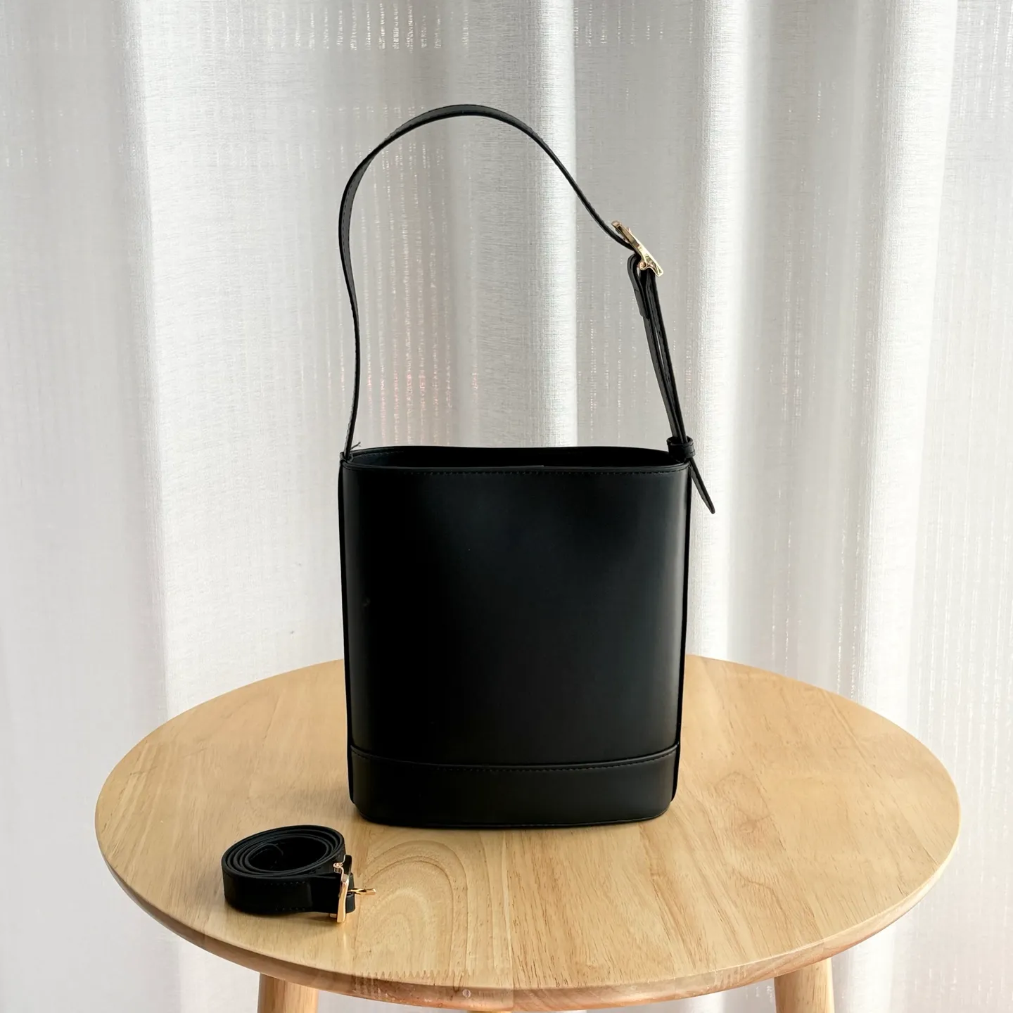 Actual shot #💰300 Style number: 833665 Size: 18.5x20x8.5cm In the 2025 spring and summer series, Gucci 73 series takes creative inspiration from a collection bucket bag launched in the same year as its series name. This bag uses a modern aesthetic to interpret the horsebit-shaped accessories. It can be worn cross-body, on the shoulder, or as a handbag.