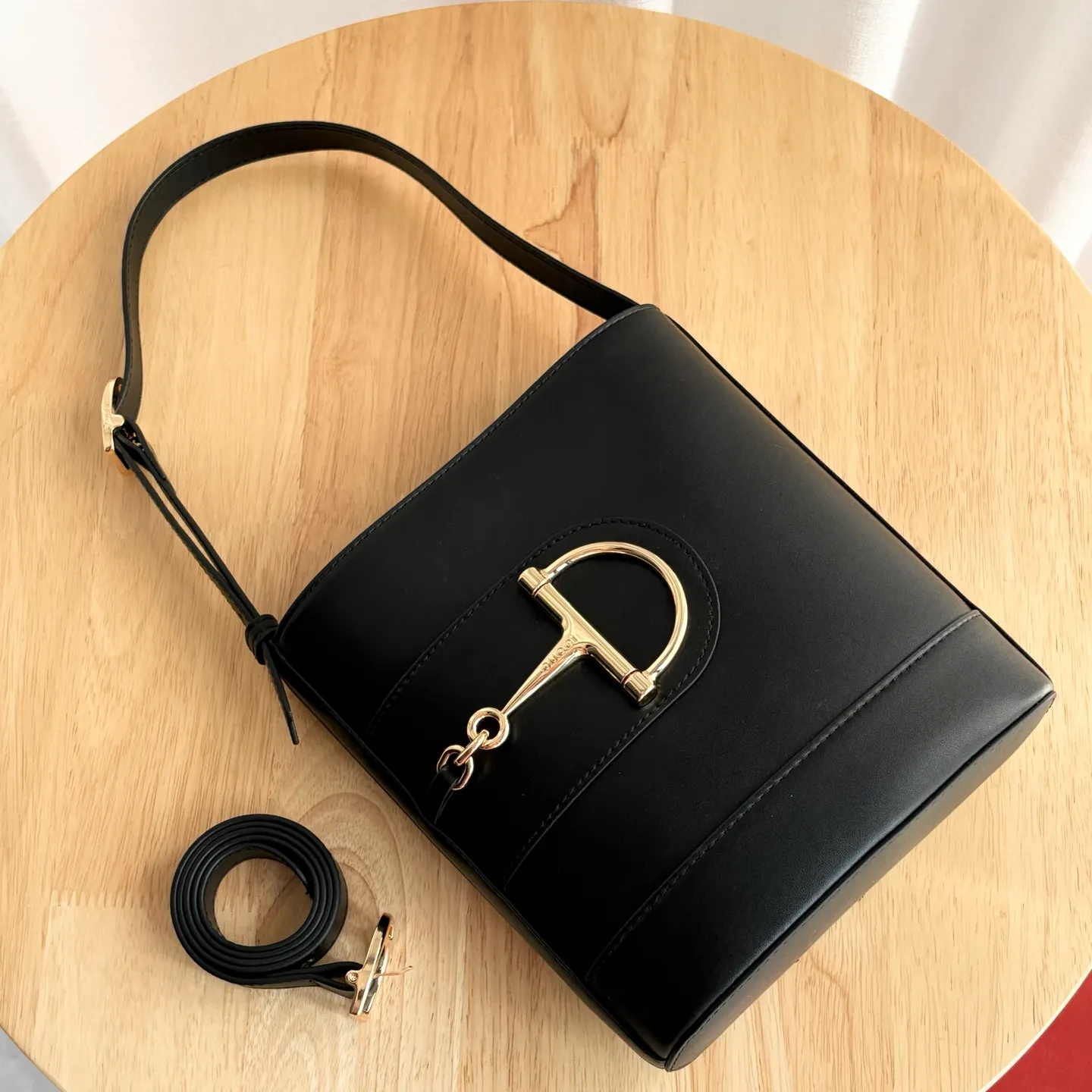 Actual shot #💰300 Style number: 833665 Size: 18.5x20x8.5cm In the 2025 spring and summer series, Gucci 73 series takes creative inspiration from a collection bucket bag launched in the same year as its series name. This bag uses a modern aesthetic to interpret the horsebit-shaped accessories. It can be worn cross-body, on the shoulder, or as a handbag.