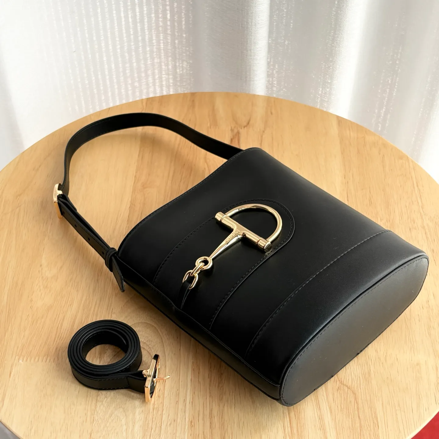 Actual shot #💰300 Style number: 833665 Size: 18.5x20x8.5cm In the 2025 spring and summer series, Gucci 73 series takes creative inspiration from a collection bucket bag launched in the same year as its series name. This bag uses a modern aesthetic to interpret the horsebit-shaped accessories. It can be worn cross-body, on the shoulder, or as a handbag.