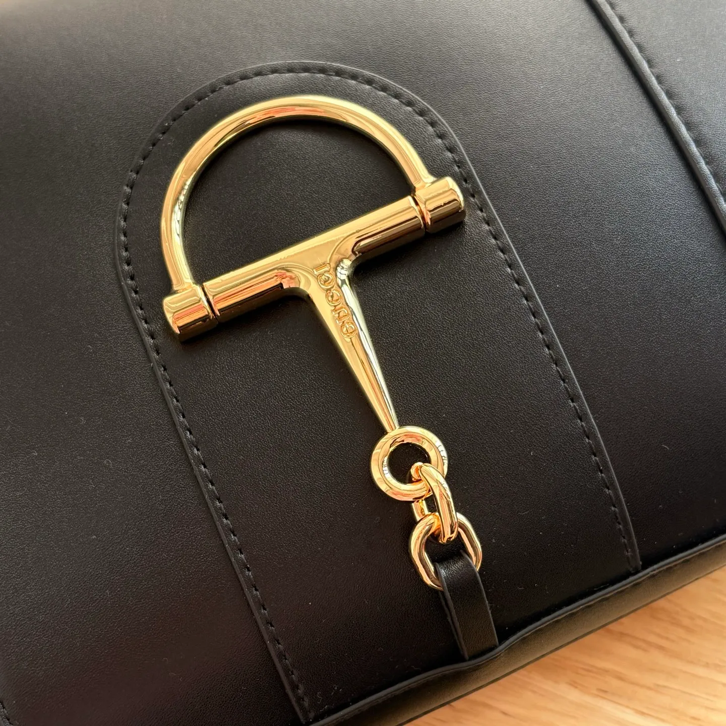 Actual shot #💰300 Style number: 833665 Size: 18.5x20x8.5cm In the 2025 spring and summer series, Gucci 73 series takes creative inspiration from a collection bucket bag launched in the same year as its series name. This bag uses a modern aesthetic to interpret the horsebit-shaped accessories. It can be worn cross-body, on the shoulder, or as a handbag.
