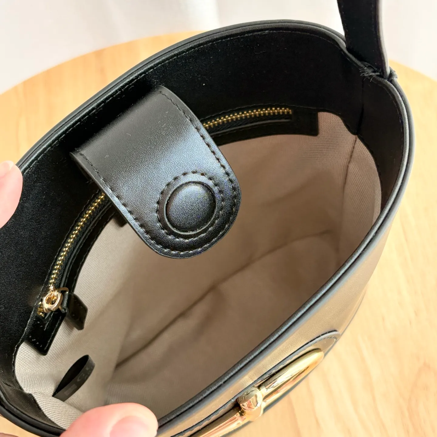 Actual shot #💰300 Style number: 833665 Size: 18.5x20x8.5cm In the 2025 spring and summer series, Gucci 73 series takes creative inspiration from a collection bucket bag launched in the same year as its series name. This bag uses a modern aesthetic to interpret the horsebit-shaped accessories. It can be worn cross-body, on the shoulder, or as a handbag.