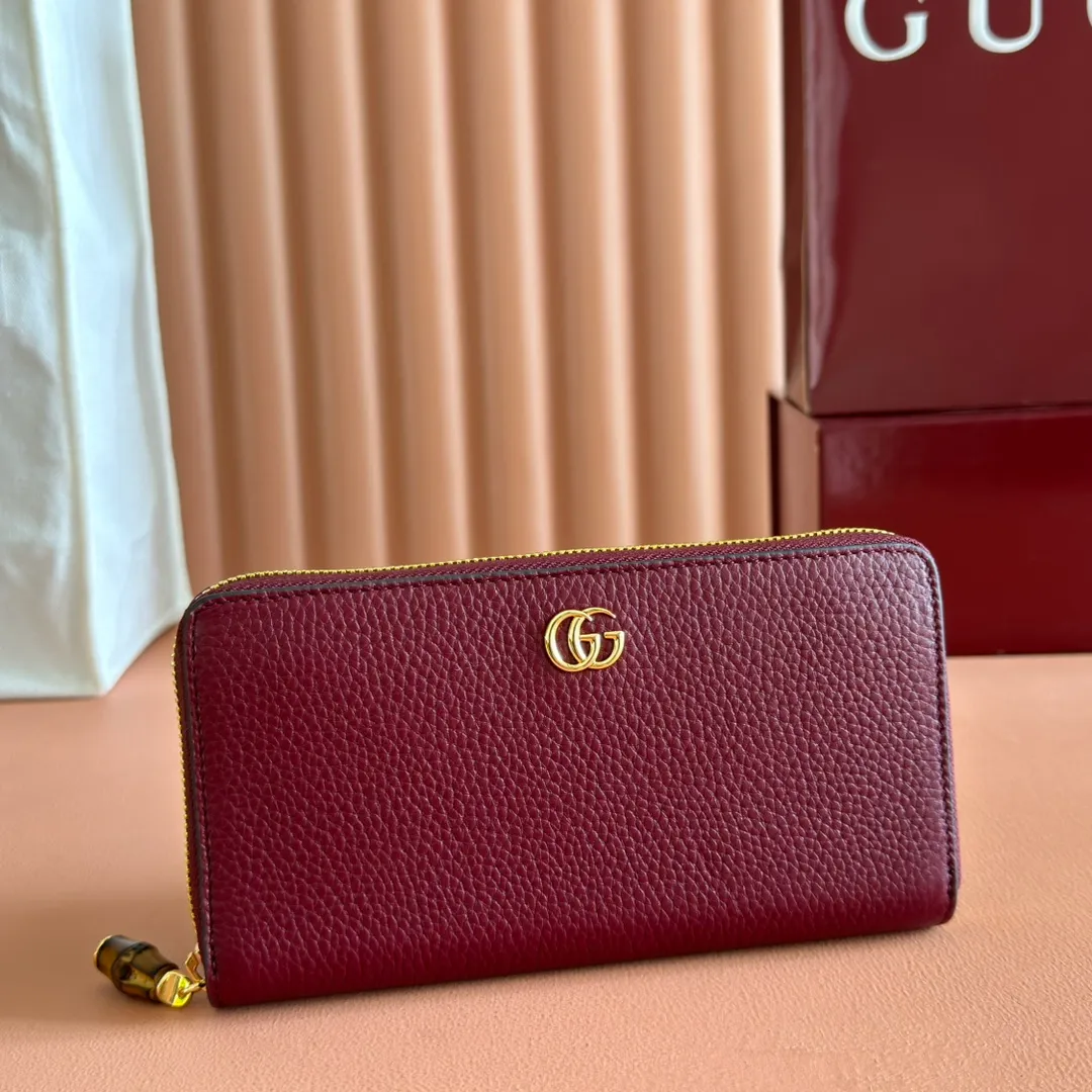 p520. 💋💋💋"With full original packaging" GG Marmont series long clip. This GG Marmont series wallet is made of classic and durable black leather, adding another classic to the "Aria-Fashion Aria" series. The Double G accessory originates from the belt buckle design of the 1970s, and is reinterpreted on this wallet in tone-on-tone resin. The classic design is combined with a monochromatic color scheme to highlight the modern fashion style. Model: 739499. Size: 19.5*11*3cm. Color: Encore/original leather.