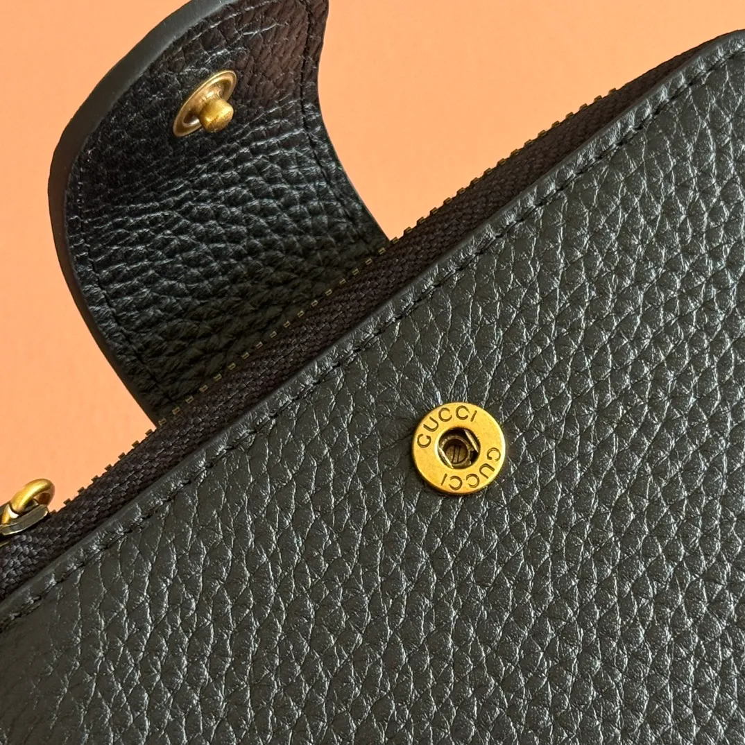p480. 💋💋💋"With full original packaging" GG Marmont series wallet. This GG Marmont series wallet is made of classic and durable black leather, adding another classic to the "Aria-Fashion Aria" series. The Double G accessory originates from the belt buckle design of the 1970s, and is reinterpreted on this wallet in tone-on-tone resin. The classic design is combined with a monochromatic color scheme to highlight the modern fashion style. Model: 739498. Size: 13*8.5*2cm. Color: black/original leather.