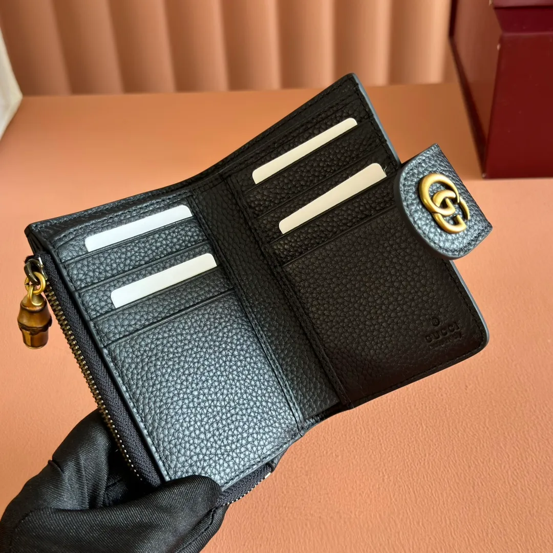 p480. 💋💋💋"With full original packaging" GG Marmont series wallet. This GG Marmont series wallet is made of classic and durable black leather, adding another classic to the "Aria-Fashion Aria" series. The Double G accessory originates from the belt buckle design of the 1970s, and is reinterpreted on this wallet in tone-on-tone resin. The classic design is combined with a monochromatic color scheme to highlight the modern fashion style. Model: 739498. Size: 13*8.5*2cm. Color: black/original leather.