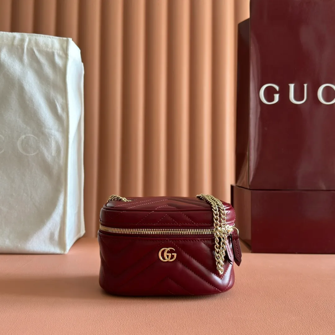 p980💋💋💋 Comes with a full set of original counter packaging [New Product] The brand's iconic GG Marmont series launches a variety of modern fashion bags. This chain makeup bag is embellished with the brand's archive logo, which debuted in the 1970s. Black quilted V-shaped calfskin Leather Light gold tone hardware Black taffeta lining Double G Carry handle (6cm high) Detachable chain shoulder strap (55cm high) Zip closure Model number: 837455 Dimensions: 15cm (W) x 8cm (H) x 8.5cm (D) Weight: approx. 395g Color: Encore full leather. Made in Italy