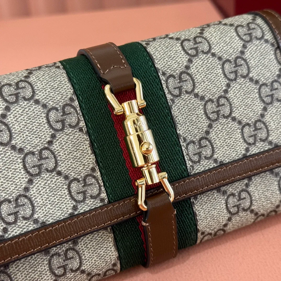 p700. 💋💋💋【Original leather accessories🌈 Equipped with full counter packaging】🔥🔥 The jackie1961 series launches a compact and noble new chain bag. The gold-toned push-lock buckle, detachable chain, and classic double G monogram denim fabric make the entire design exude elegance and timelessness. Size: 19*10*3.5. Model: 652681.