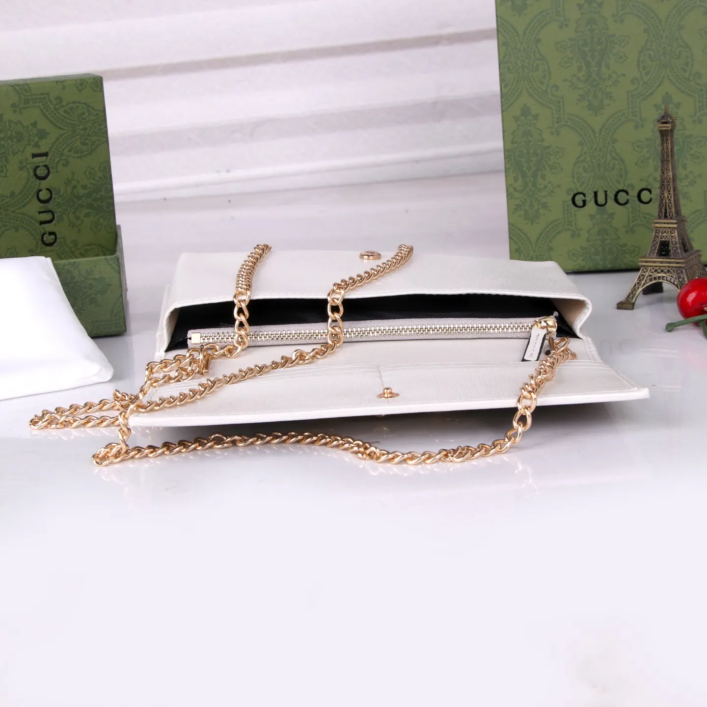 💰180 Style number: 99261 Brand: GUCCl Color: Brown White Size: 19*10*4 Description: GUCCi 2020 new 1955 saddle buckle Woc ready-made exclusive photo shoot, mobile phone. card. lipstick. key... you must bring small items in one package, and there is a zipper compartment. You can also use it as a handbag by removing the chain.
