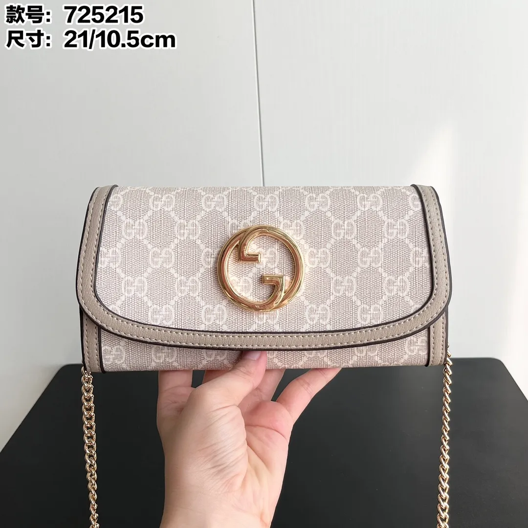 Actual shot #💰290 Model: 725215 Comes with box Size: 21x10.5cm I fell in love with Gucci Blondie at first sight. Second-hand bags have always been my favorite. They are super popular now, mainly because they are so beautiful! It can be worn as an armpit bag or as a cross-body carry. Depending on your mood, I find it very retro, fashionable and fascinating to carry it either way! Many colors to choose from, running quantity models