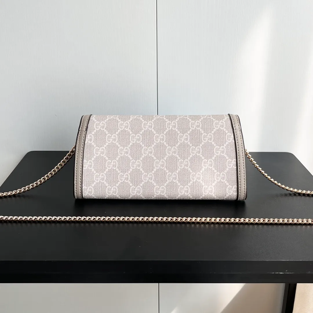 Actual shot #💰290 Model: 725215 Comes with box Size: 21x10.5cm I fell in love with Gucci Blondie at first sight. Second-hand bags have always been my favorite. They are super popular now, mainly because they are so beautiful! It can be worn as an armpit bag or as a cross-body carry. Depending on your mood, I find it very retro, fashionable and fascinating to carry it either way! Many colors to choose from, running quantity models