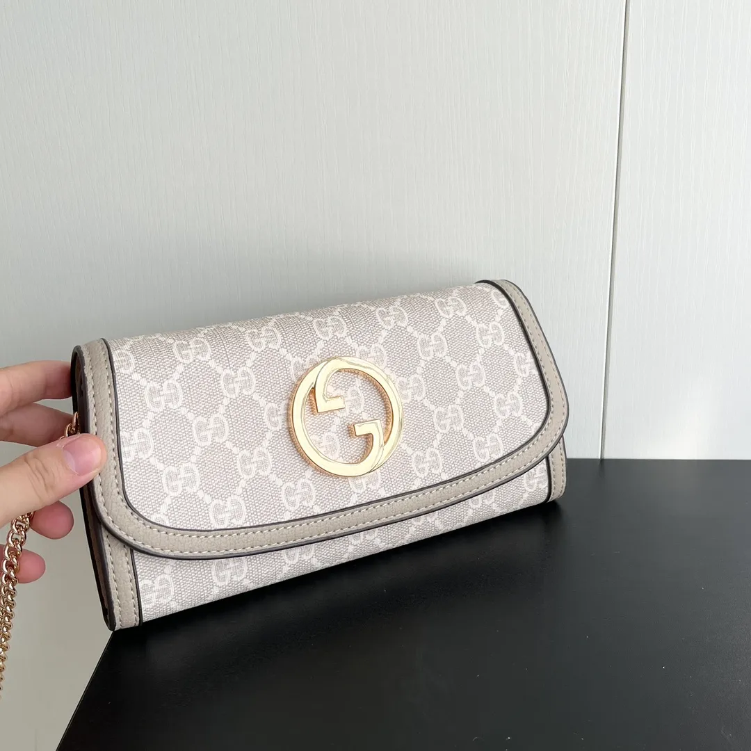 Actual shot #💰290 Model: 725215 Comes with box Size: 21x10.5cm I fell in love with Gucci Blondie at first sight. Second-hand bags have always been my favorite. They are super popular now, mainly because they are so beautiful! It can be worn as an armpit bag or as a cross-body carry. Depending on your mood, I find it very retro, fashionable and fascinating to carry it either way! Many colors to choose from, running quantity models