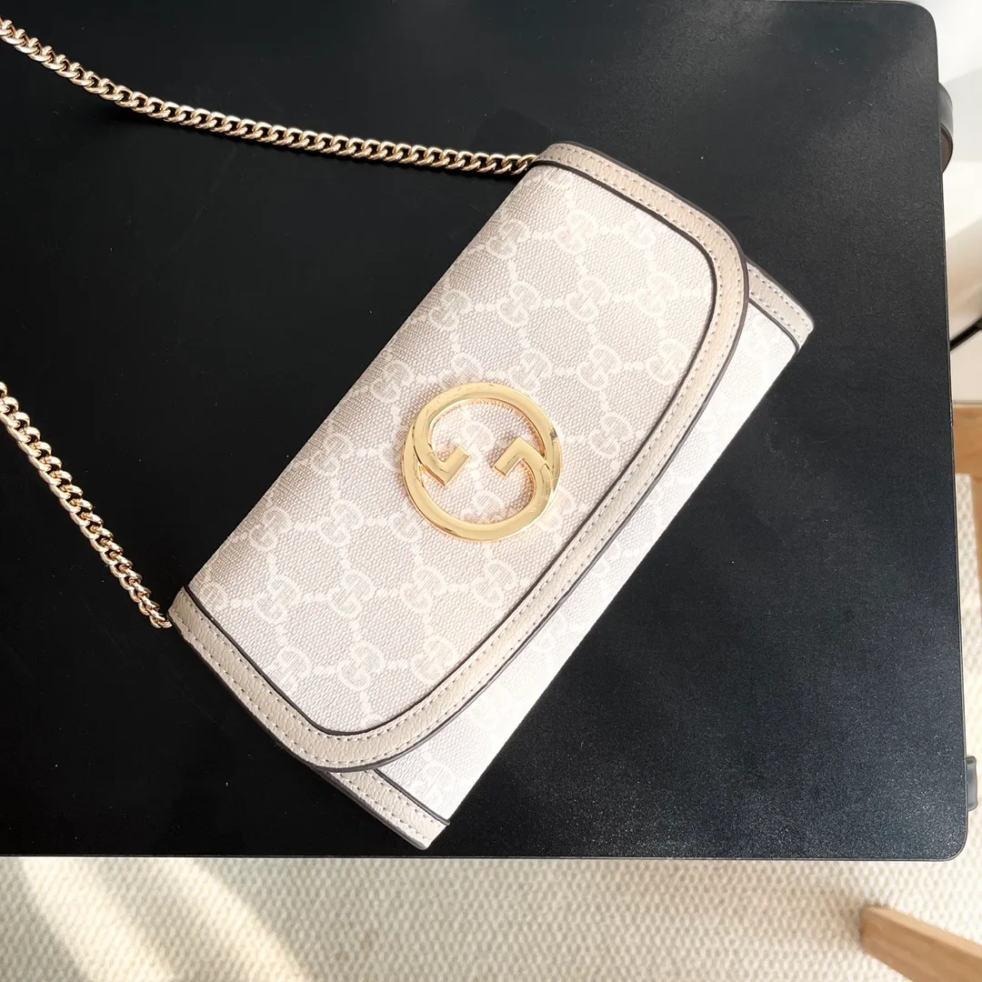 Actual shot #💰290 Model: 725215 Comes with box Size: 21x10.5cm I fell in love with Gucci Blondie at first sight. Second-hand bags have always been my favorite. They are super popular now, mainly because they are so beautiful! It can be worn as an armpit bag or as a cross-body carry. Depending on your mood, I find it very retro, fashionable and fascinating to carry it either way! Many colors to choose from, running quantity models