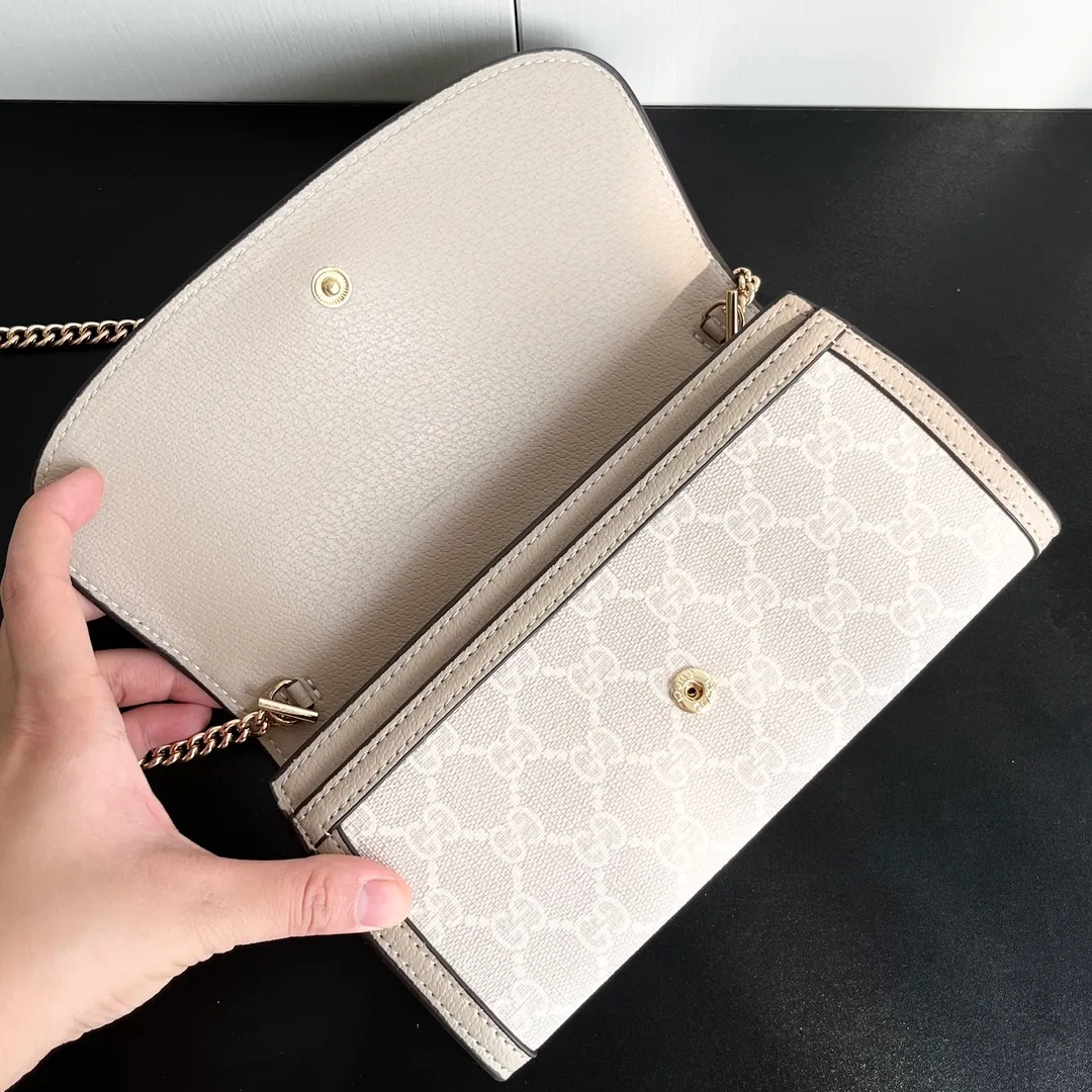 Actual shot #💰290 Model: 725215 Comes with box Size: 21x10.5cm I fell in love with Gucci Blondie at first sight. Second-hand bags have always been my favorite. They are super popular now, mainly because they are so beautiful! It can be worn as an armpit bag or as a cross-body carry. Depending on your mood, I find it very retro, fashionable and fascinating to carry it either way! Many colors to choose from, running quantity models