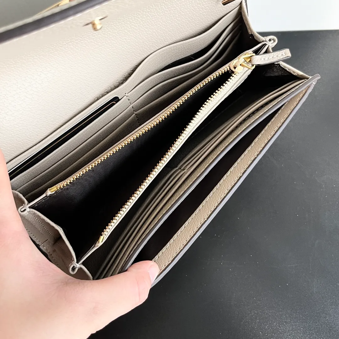 Actual shot #💰290 Model: 725215 Comes with box Size: 21x10.5cm I fell in love with Gucci Blondie at first sight. Second-hand bags have always been my favorite. They are super popular now, mainly because they are so beautiful! It can be worn as an armpit bag or as a cross-body carry. Depending on your mood, I find it very retro, fashionable and fascinating to carry it either way! Many colors to choose from, running quantity models