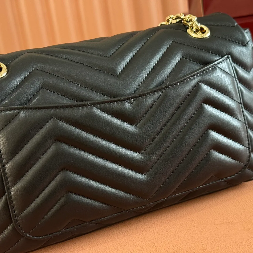 p1360💋💋💋【Full set of packaging at the counter】Imported original sheepskin pure copper hardware brand's iconic GG Marmont series is ingeniously integrated with double G styling accessories and faceted chain straps, and soft leather is selected to create a soft-lined bag shape. Simple and neat back pockets make medium and large bags more practical. Black V-shaped Matelassé sheepskin Light gold-tone hardware Gucci ankara red viscose lining Double G Interior: One zipped pocket External: One open pocket Sliding chain strap that can be used as a shoulder strap (56 cm high) Spring-buckle flap Ident: 837267. Dimensions: 26cm (width) x 15cm (height) x 7cm (depth) Weight: about 0.65kg Color: black full leather/original leather. Made in Italy