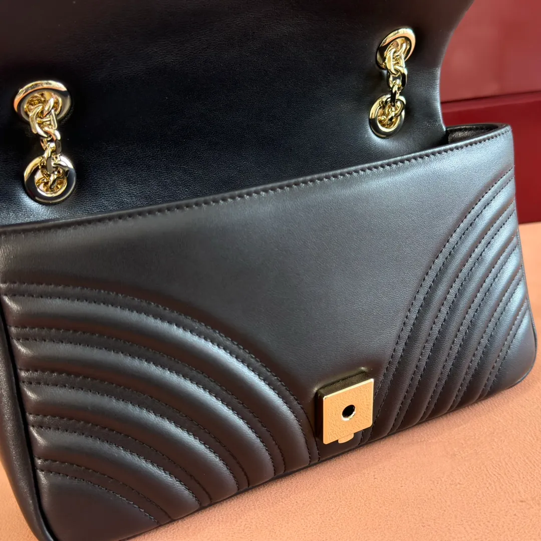 p1360💋💋💋【Full set of packaging at the counter】Imported original sheepskin pure copper hardware brand's iconic GG Marmont series is ingeniously integrated with double G styling accessories and faceted chain straps, and soft leather is selected to create a soft-lined bag shape. Simple and neat back pockets make medium and large bags more practical. Black V-shaped Matelassé sheepskin Light gold-tone hardware Gucci ankara red viscose lining Double G Interior: One zipped pocket External: One open pocket Sliding chain strap that can be used as a shoulder strap (56 cm high) Spring-buckle flap Ident: 837267. Dimensions: 26cm (width) x 15cm (height) x 7cm (depth) Weight: about 0.65kg Color: black full leather/original leather. Made in Italy