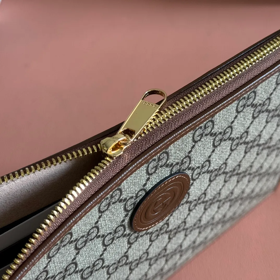 p540. 📣📣📣【Original leather with 🌈full counter packaging】🔥🔥This simple and slender wallet is made of black GG Supreme canvas, decorated with tonal leather piping and an interlocking double G logo, highlighting the charm of a classic design. Black GG Supreme canvas, environmentally friendly material. Black leather trim. Viscose lining. Oval leather interlocking G plaque. Eight card compartments, two bill compartments. Size: 30.5*21*1.5cm Color: brown/pvc. Model: 672953.
