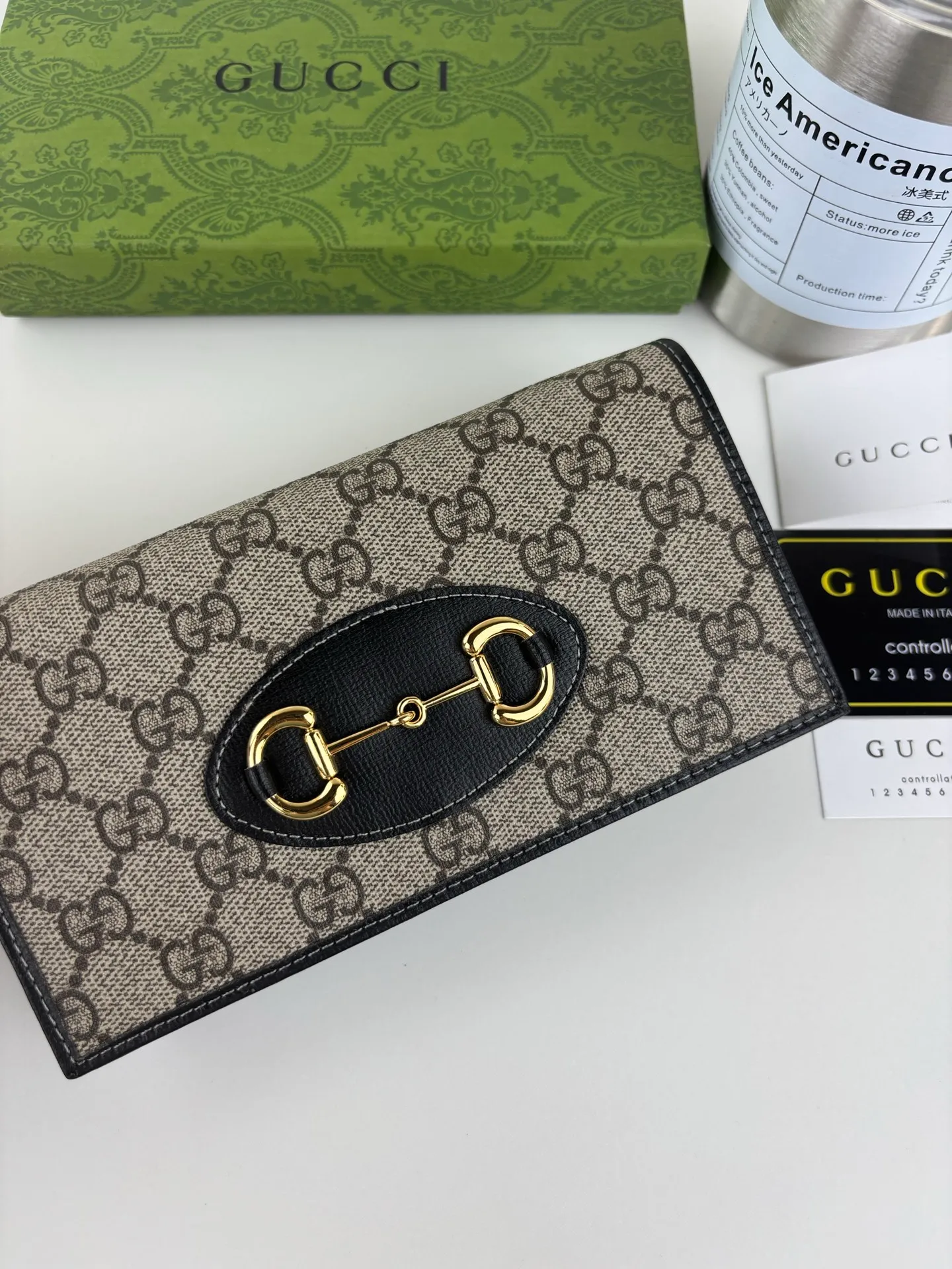 💰180 GUCCl Gucci has newly launched this 1955 horsebit card holder made of GG Supreme high-grade artificial canvas and brown leather. This series adopts the double ring and long strip design that are in the same line as the handbag. This detail is inspired by the brand’s equestrian roots. It is one of Gucci’s classic heritage and one of the brand’s most representative symbolic elements. Style number: 621892 Size: 19cm x 10cm x 3cm Color: black