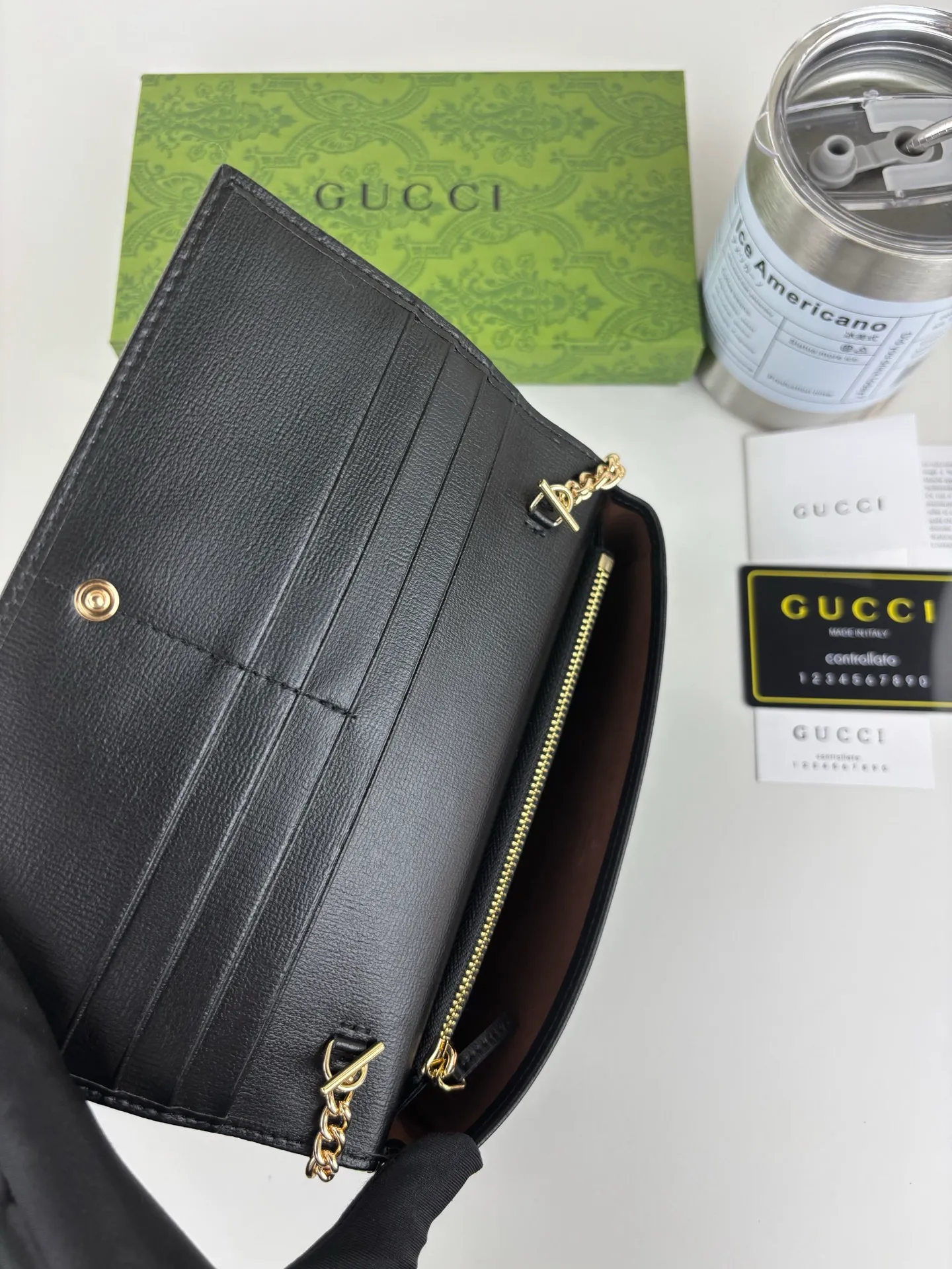 💰180 GUCCl Gucci has newly launched this 1955 horsebit card holder made of GG Supreme high-grade artificial canvas and brown leather. This series adopts the double ring and long strip design that are in the same line as the handbag. This detail is inspired by the brand’s equestrian roots. It is one of Gucci’s classic heritage and one of the brand’s most representative symbolic elements. Style number: 621892 Size: 19cm x 10cm x 3cm Color: black