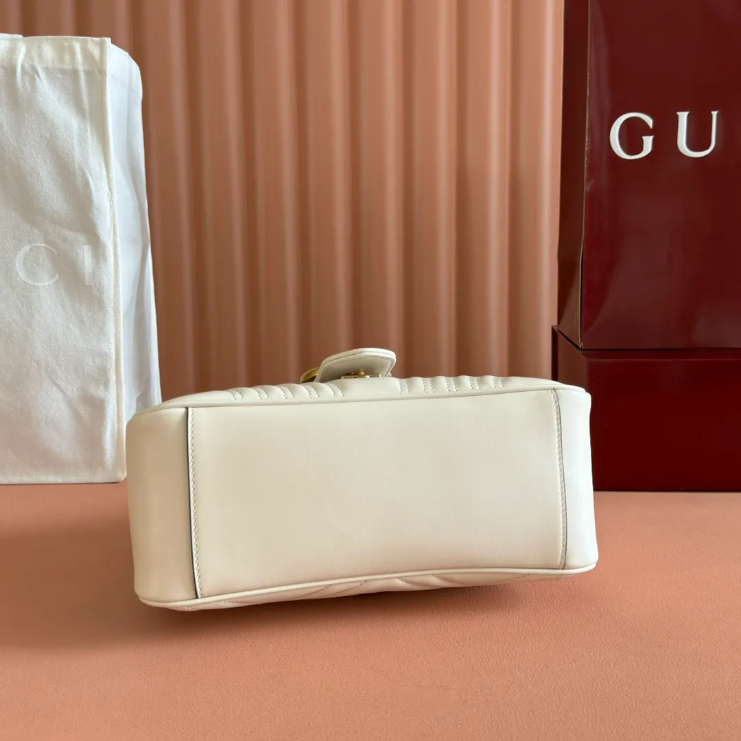 p1500. 📣📣📣【Original leather accessories🌈Full set of counter packaging】🔥🔥 ‼ ‼ "Marmont Italian Original Leather"‼ ‼ Have you picked up the addictive Gucci bags? The elegant and exquisite design of the GG Marmont series has captured the hearts of many girls! At the same time, it is also a must-have versatile item for global experts! Super awesome! Model: 498110. Size: 27*19*10.5, color: white