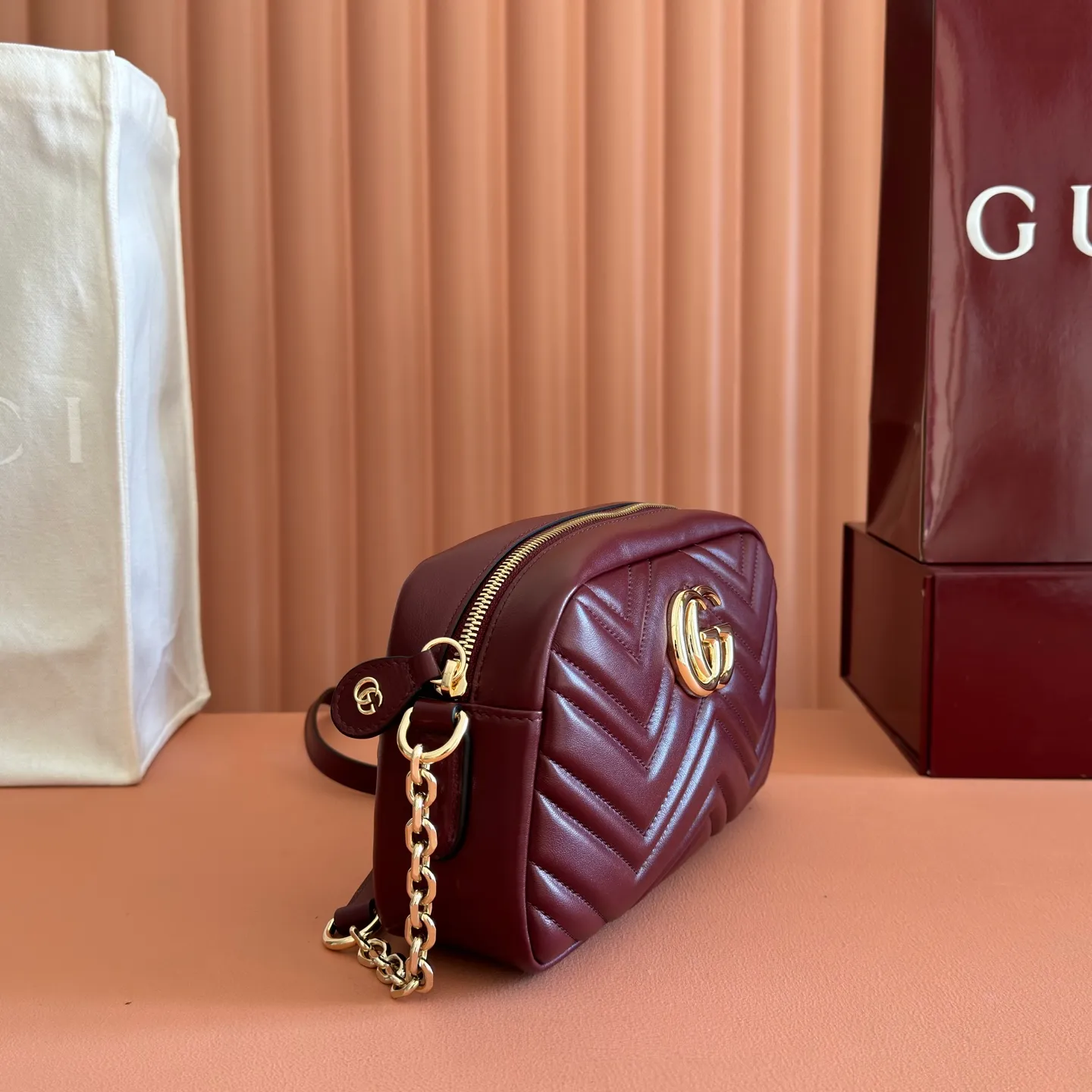 p1120. 💋💋💋【With full set of original counter packaging】Original leather GG Marmont is the brand's iconic series. Its features include the symbolic double G logo, angular chain straps and modern silhouettes. This new camera bag highlights exquisite handcraftsmanship with its ultra-soft premium leather and refined hardware details in glossy gold tones. White quilted diamond nappa leather Light gold-toned hardware White viscose lining Double G Adjustable chain shoulder strap (60 cm) can also be worn as a crossbody bag Zip closure Ref.: 855273. Dimensions: 24cm (width) x 15cm (height) x 8cm (depth) Color: Anchor sheepskin. Made in Italy