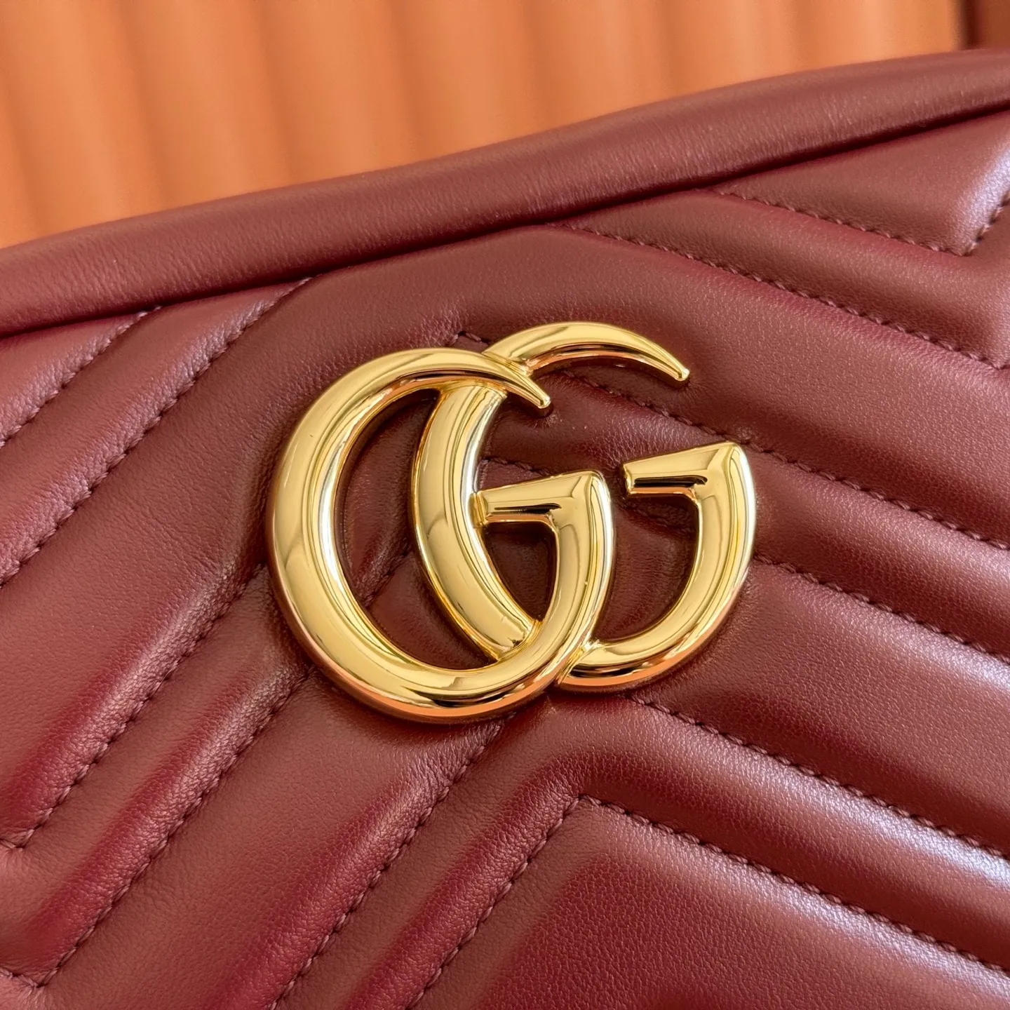 p1120. 💋💋💋【With full set of original counter packaging】Original leather GG Marmont is the brand's iconic series. Its features include the symbolic double G logo, angular chain straps and modern silhouettes. This new camera bag highlights exquisite handcraftsmanship with its ultra-soft premium leather and refined hardware details in glossy gold tones. White quilted diamond nappa leather Light gold-toned hardware White viscose lining Double G Adjustable chain shoulder strap (60 cm) can also be worn as a crossbody bag Zip closure Ref.: 855273. Dimensions: 24cm (width) x 15cm (height) x 8cm (depth) Color: Anchor sheepskin. Made in Italy