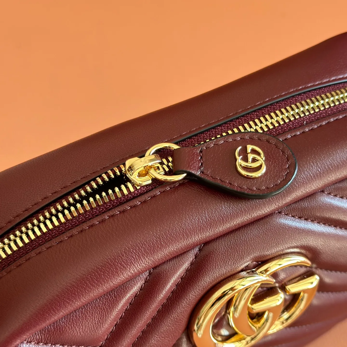 p1120. 💋💋💋【With full set of original counter packaging】Original leather GG Marmont is the brand's iconic series. Its features include the symbolic double G logo, angular chain straps and modern silhouettes. This new camera bag highlights exquisite handcraftsmanship with its ultra-soft premium leather and refined hardware details in glossy gold tones. White quilted diamond nappa leather Light gold-toned hardware White viscose lining Double G Adjustable chain shoulder strap (60 cm) can also be worn as a crossbody bag Zip closure Ref.: 855273. Dimensions: 24cm (width) x 15cm (height) x 8cm (depth) Color: Anchor sheepskin. Made in Italy