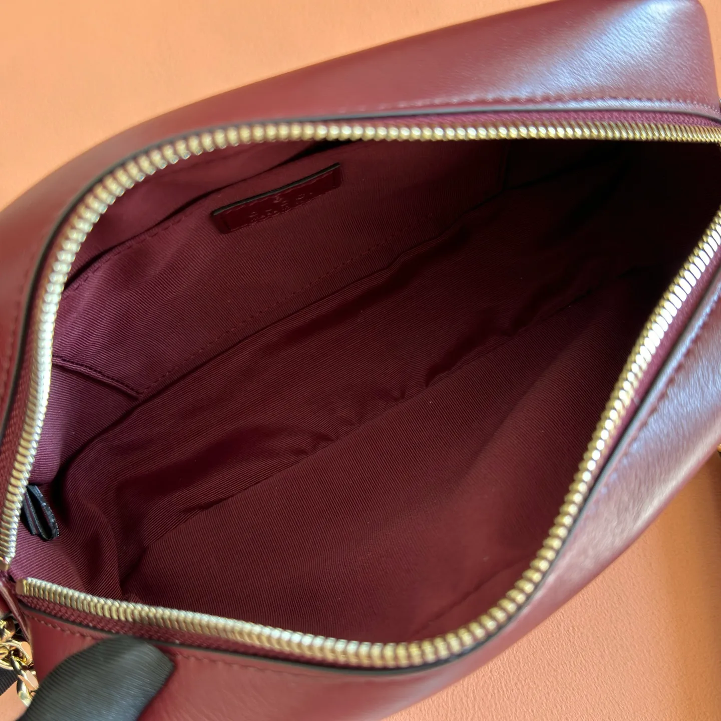 p1120. 💋💋💋【With full set of original counter packaging】Original leather GG Marmont is the brand's iconic series. Its features include the symbolic double G logo, angular chain straps and modern silhouettes. This new camera bag highlights exquisite handcraftsmanship with its ultra-soft premium leather and refined hardware details in glossy gold tones. White quilted diamond nappa leather Light gold-toned hardware White viscose lining Double G Adjustable chain shoulder strap (60 cm) can also be worn as a crossbody bag Zip closure Ref.: 855273. Dimensions: 24cm (width) x 15cm (height) x 8cm (depth) Color: Anchor sheepskin. Made in Italy